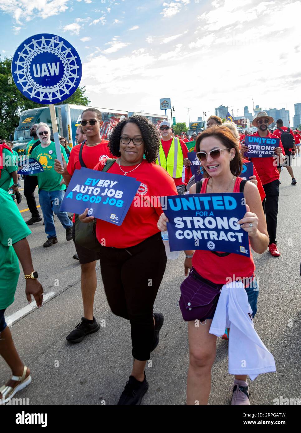 Detroit, Michigan, USA. 4 settembre 2023. I membri della United Auto Workers si uniscono alla parata del Labor Day di Detroit. Il contratto dell'UAW con GM, Ford e Stellantis scade il 14 settembre e l'unione si batte per grandi miglioramenti. Crediti: Jim West/Alamy Live News Foto Stock