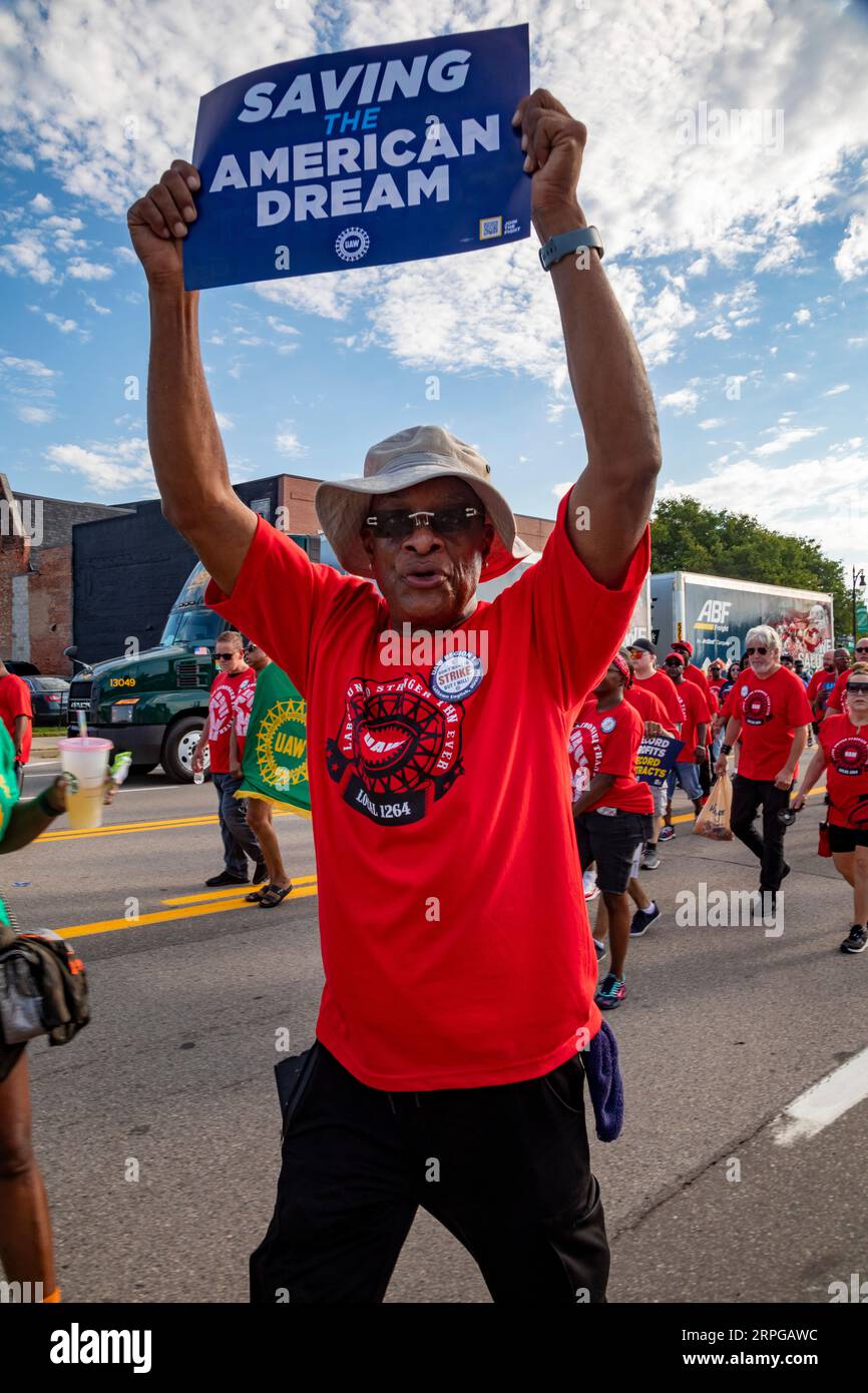 Detroit, Michigan, USA. 4 settembre 2023. I membri della United Auto Workers si uniscono alla parata del Labor Day di Detroit. Il contratto dell'UAW con GM, Ford e Stellantis scade il 14 settembre e l'unione si batte per grandi miglioramenti. Crediti: Jim West/Alamy Live News Foto Stock