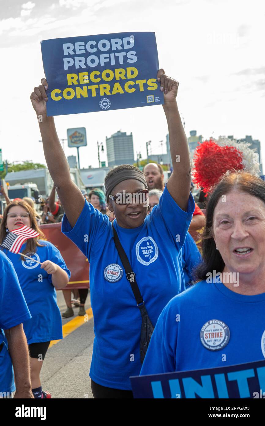 Detroit, Michigan, USA. 4 settembre 2023. I membri della United Auto Workers si uniscono alla parata del Labor Day di Detroit. Il contratto dell'UAW con GM, Ford e Stellantis scade il 14 settembre e l'unione si batte per grandi miglioramenti. Crediti: Jim West/Alamy Live News Foto Stock