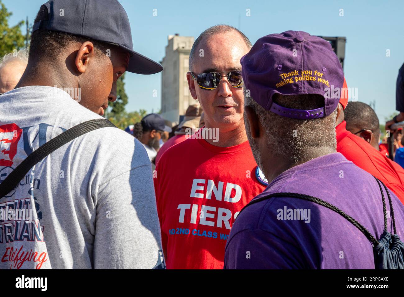 Detroit, Michigan, USA. 4 settembre 2023. Il presidente della United Auto Workers Shawn Fain parla con i lavoratori dopo la parata del Labor Day di Detroit. Il contratto dell'UAW con GM, Ford e Stellantis scade il 14 settembre e l'unione si batte per grandi miglioramenti. Crediti: Jim West/Alamy Live News Foto Stock