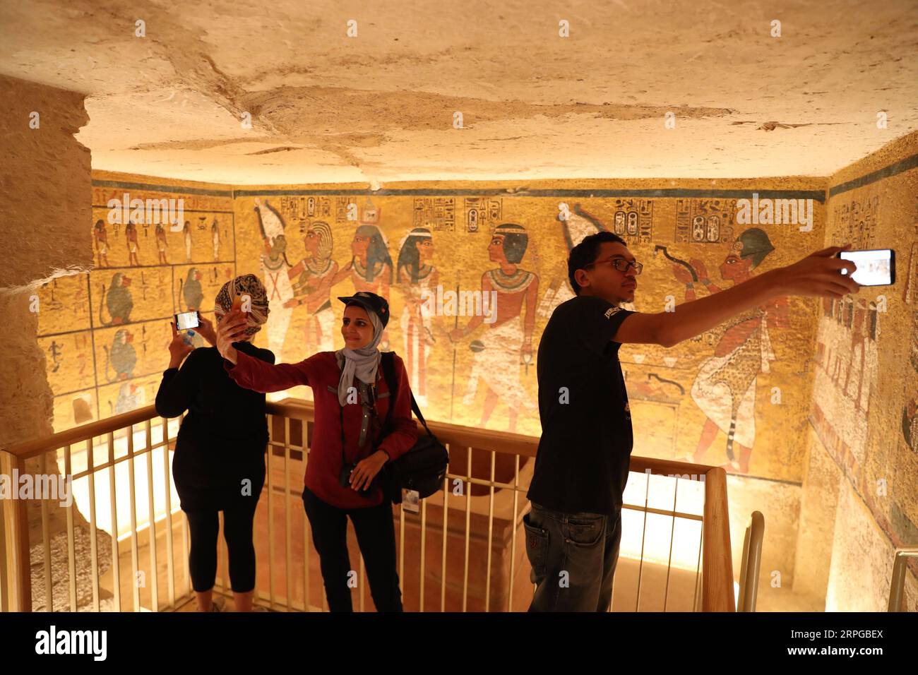 191010 -- LUXOR EGITTO, 10 ottobre 2019 -- la gente visita la tomba del re Tutankhamon, recentemente rinnovata, nella Valle dei Re a Luxor, Egitto, il 10 ottobre 2019. EGITTO-LUXOR-RE TUTANKHAMON-TOMBA RECENTEMENTE RINNOVATA AHMEDXGOMAA PUBLICATIONXNOTXINXCHN Foto Stock