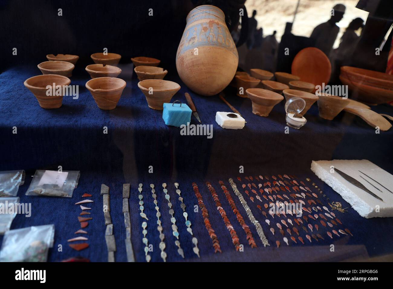 191010 -- LUXOR EGITTO, 10 ottobre 2019 -- le antichità sono viste durante la presentazione di una nuova scoperta a Luxor, in Egitto, il 10 ottobre 2019. Il rinomato egittologo egiziano Zahi Hawass ha annunciato giovedì la scoperta della prima antica zona industriale in Egitto, che risale alla XVIII dinastia dal 1549/1550 al 1292 a.C. EGITTO-LUXOR-ANTICA ZONA INDUSTRIALE AhmedxGomaa PUBLICATIONxNOTxINxCHN Foto Stock