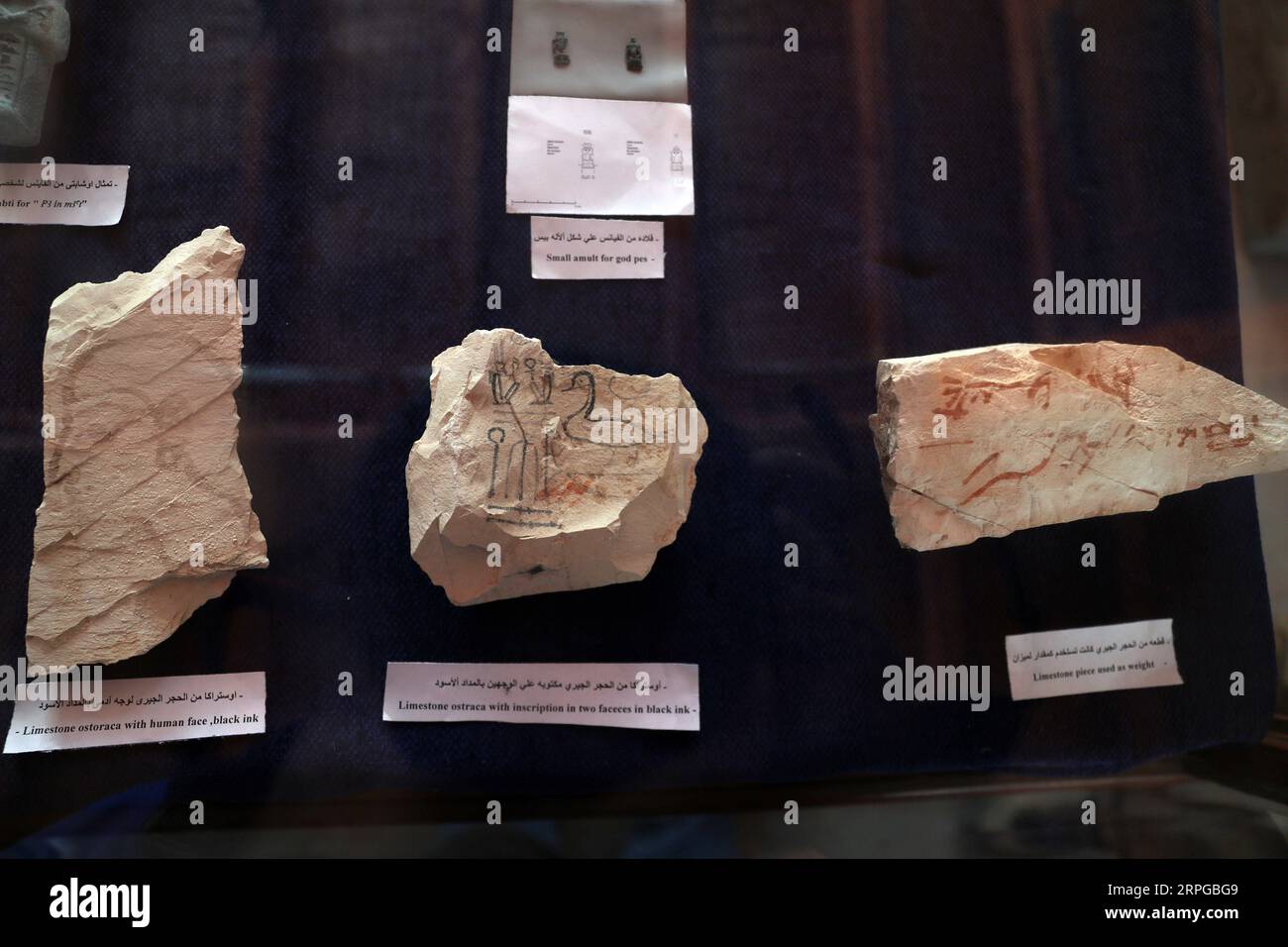 191010 -- LUXOR EGITTO, 10 ottobre 2019 -- le antichità sono viste durante la presentazione di una nuova scoperta a Luxor, in Egitto, il 10 ottobre 2019. Il rinomato egittologo egiziano Zahi Hawass ha annunciato giovedì la scoperta della prima antica zona industriale in Egitto, che risale alla XVIII dinastia dal 1549/1550 al 1292 a.C. EGITTO-LUXOR-ANTICA ZONA INDUSTRIALE AhmedxGomaa PUBLICATIONxNOTxINxCHN Foto Stock