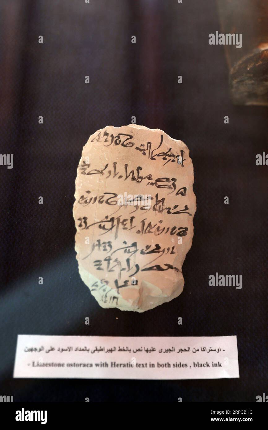 191010 -- LUXOR EGITTO, 10 ottobre 2019 -- Un ostracon di pietra calcarea è visto durante la presentazione di una nuova scoperta a Luxor, in Egitto, il 10 ottobre 2019. Il rinomato egittologo egiziano Zahi Hawass ha annunciato giovedì la scoperta della prima antica zona industriale in Egitto, che risale alla XVIII dinastia dal 1549/1550 al 1292 a.C. EGITTO-LUXOR-ANTICA ZONA INDUSTRIALE AhmedxGomaa PUBLICATIONxNOTxINxCHN Foto Stock