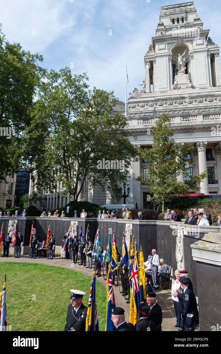Merchant Navy Day commemorative Service presso il CWGC Merchant Navy Memorial, Trinity Square Gardens, Londra, Regno Unito. I veterani al muro commemorativo delle perdite in tempo di guerra Foto Stock