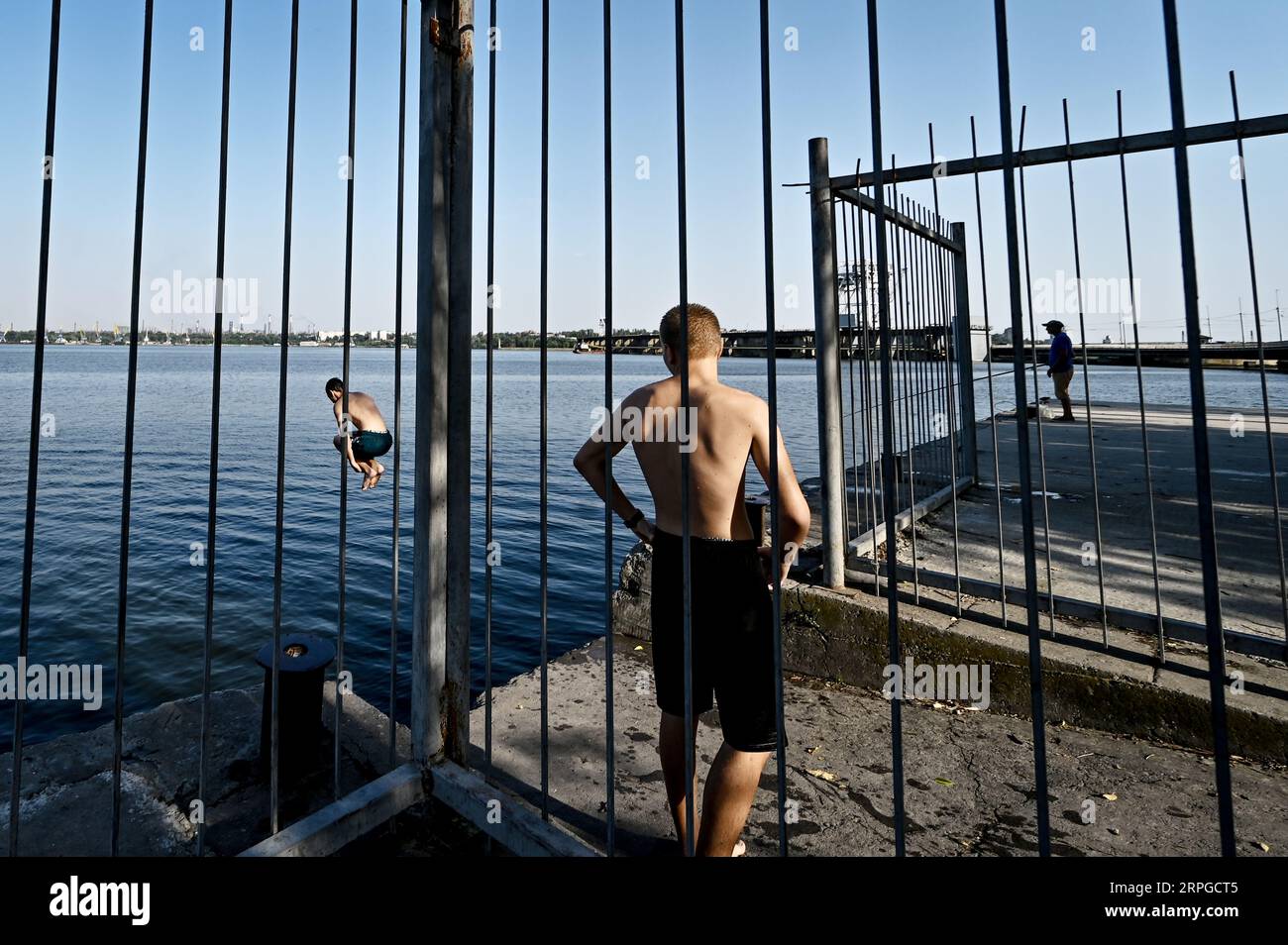 Non esclusiva: ZAPORIZHZHIA, UCRAINA - 31 AGOSTO 2023 - Un uomo si tuffa nel fiume Dnipro, Zaporizhzhia, Ucraina meridionale. Foto Stock