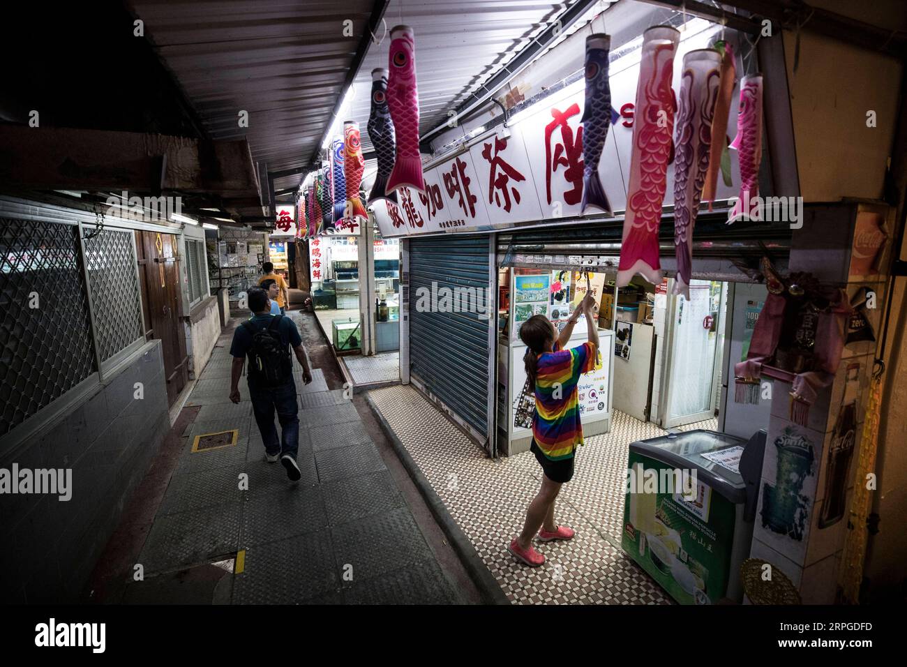 191012 -- HONG KONG, 12 ottobre 2019 -- Kate Lee chiude il suo ristorante per il tè dopo l'orario d'ufficio a Kowloon, Hong Kong sud della Cina, 11 ottobre 2019. Annidato nel labirinto mercato di pesce del tranquillo villaggio di pescatori lei Yue Mun a Hong Kong, un piccolo e accogliente ristorante per il tè è diventato inaspettatamente un faro di coraggio per la gente comune di Hong Kong che cerca la pace nel recente caos. Dopo aver postato foto a sostegno della polizia di Hong Kong contro alcuni manifestanti radicali alla fine di giugno, Kate Lee, la proprietaria del ristorante del tè, ha scoperto che la sua coscienza ha preso un pesante tributo sulla sua azienda di famiglia. Con Foto Stock