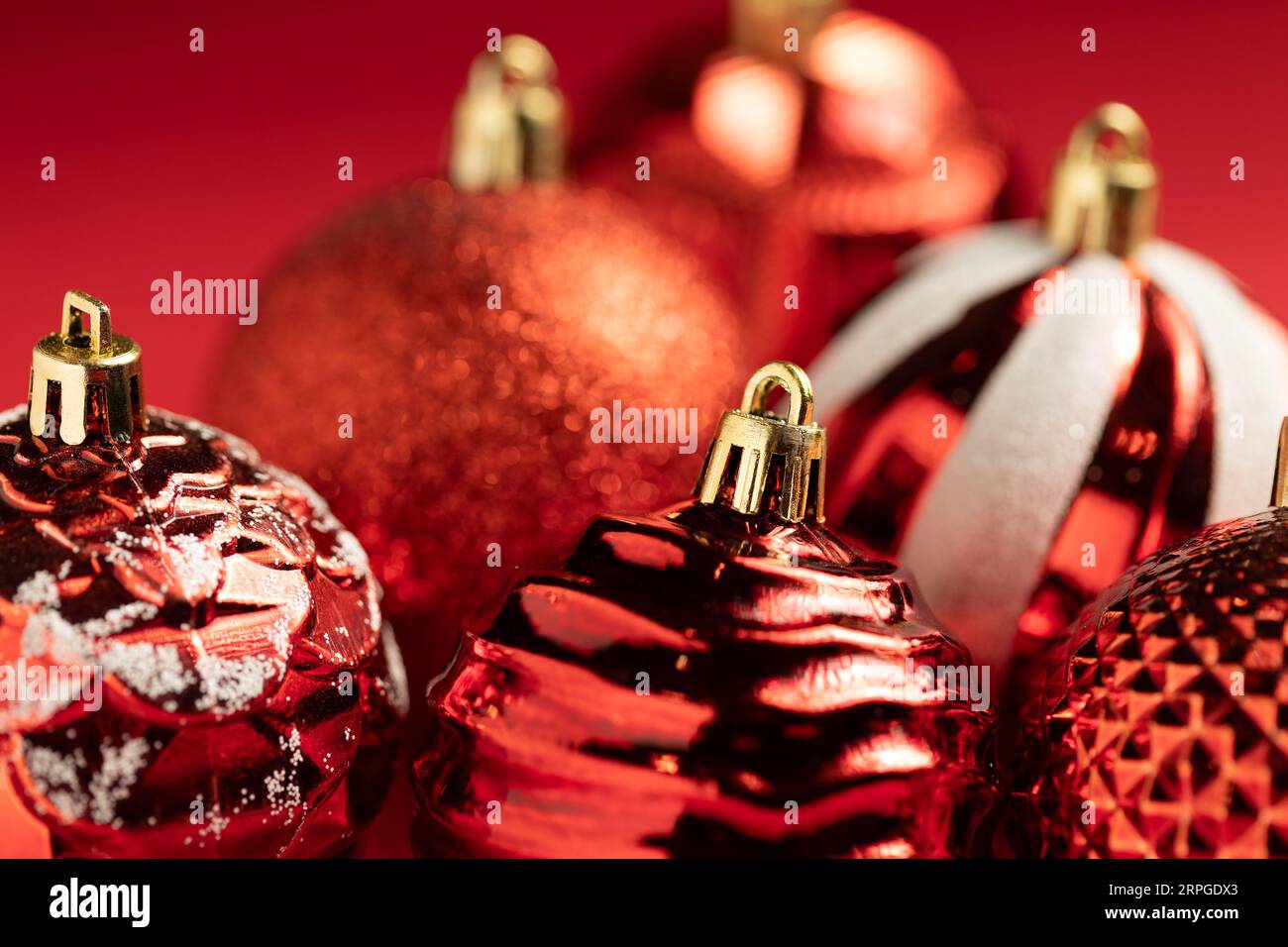 primo piano delle palline di natale rosse con disegni diversi Foto Stock