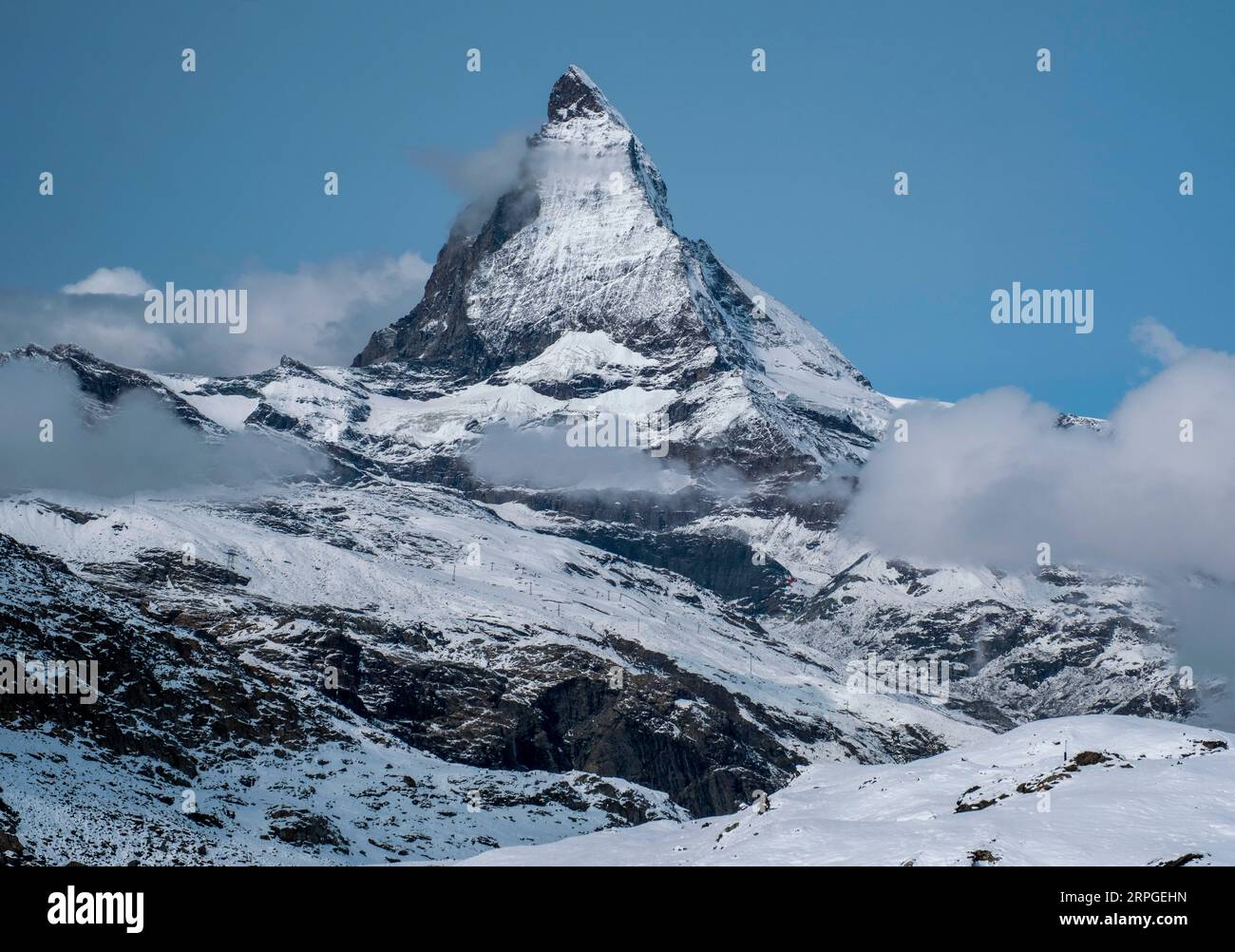 L'iconica montagna del Cervino dopo una fresca caduta di neve alla fine di agosto. Vista dalla dorsale del Gornergrat, Zermatt, Canton Vallese, Svizzera. Foto Stock