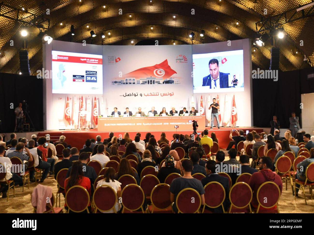 191013 -- TUNISI, 13 ottobre 2019 -- foto scattata il 13 ottobre 2019 mostra una conferenza stampa dell'alta Autorità indipendente per le elezioni ISIE a Tunisi, Tunisia. L'alta Autorità indipendente tunisina per le elezioni ha rivelato domenica sera in una conferenza stampa che il tasso di partecipazione nazionale del secondo turno delle elezioni presidenziali è di circa il 57,8% dopo il completamento del 70% del processo di conteggio. I risultati ufficiali sarebbero stati annunciati lunedì. Foto di Adele Ezzine/Xinhua TUNISIA-TUNISI-ELEZIONI PRESIDENZIALI-AFFLUENZA ALLE URNE huangxling PUBLICATIONxNOTxINxCHN Foto Stock