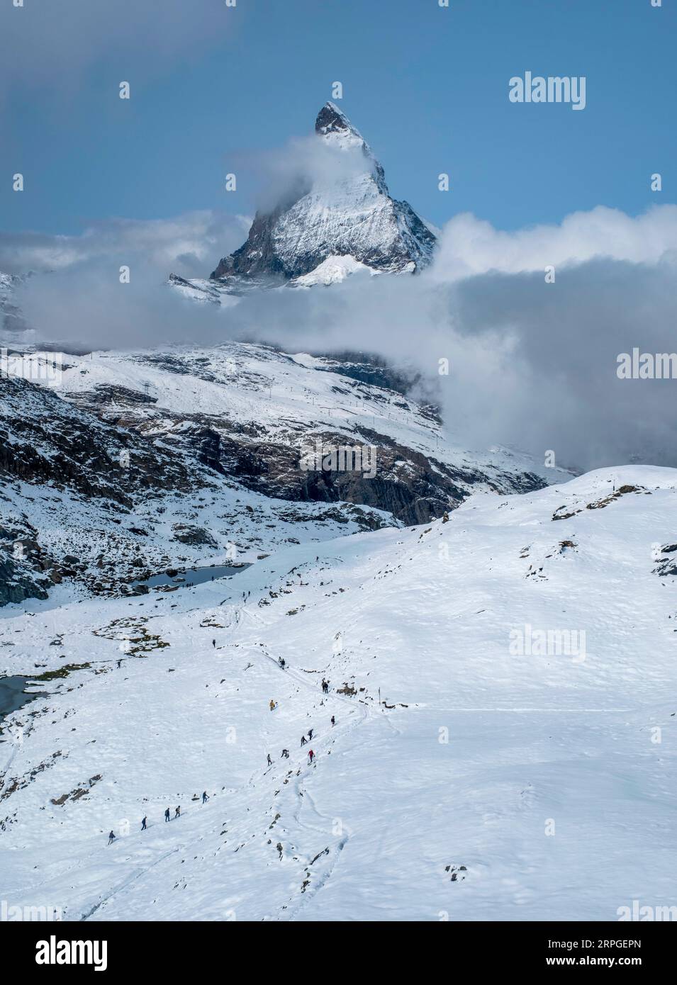 L'iconica montagna del Cervino dopo una fresca caduta di neve alla fine di agosto. Vista dalla dorsale del Gornergrat, Zermatt, Canton Vallese, Svizzera. Foto Stock