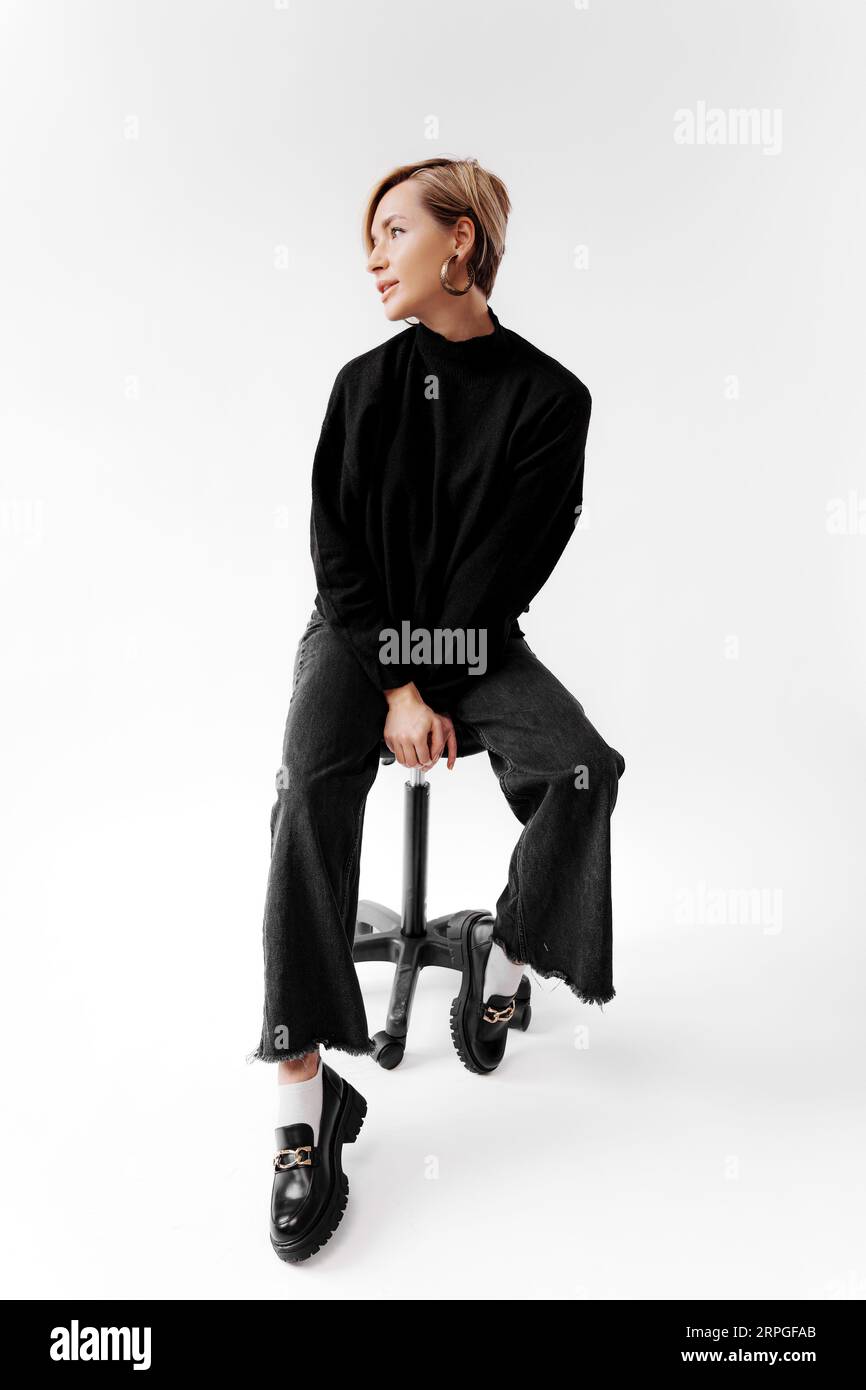 Donna elegante con outfit nero Foto Stock