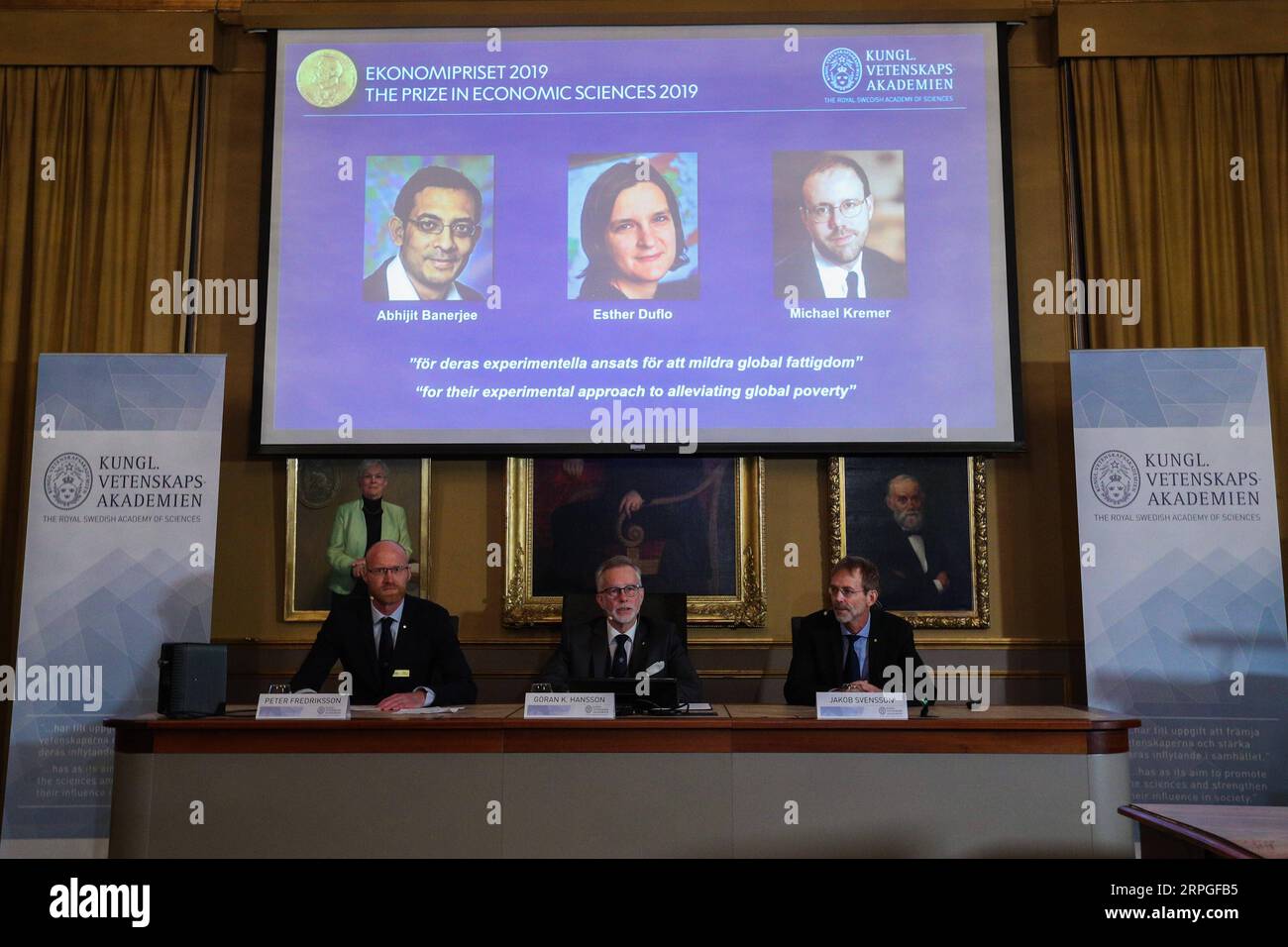 191014 -- STOCCOLMA, 14 ottobre 2019 -- le foto dei vincitori del Premio Nobel per l'economia 2019 sono visibili alla Royal Swedish Academy of Sciences di Stoccolma, Svezia, 14 ottobre 2019. Il Premio Nobel per l'economia 2019 è stato assegnato ad Abhijit Banerjee, Esther Duflo e Michael Kremer per il loro approccio sperimentale per alleviare la povertà globale, annunciato lunedì dalla Royal Swedish Academy of Sciences. SVEZIA-STOCCOLMA-NOBEL-ECONOMIA ZhengxHuansong PUBLICATIONxNOTxINxCHN Foto Stock