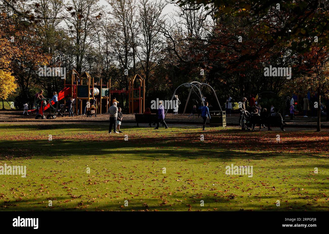 191015 -- ABERDEEN, 15 ottobre 2019 -- le persone godono di tempo libero all'Hazlehead Park ad Aberdeen, Scozia, Gran Bretagna, il 14 ottobre 2019. BRITAIN-ABERDEEN-AUTUMN HanxYan PUBLICATIONxNOTxINxCHN Foto Stock