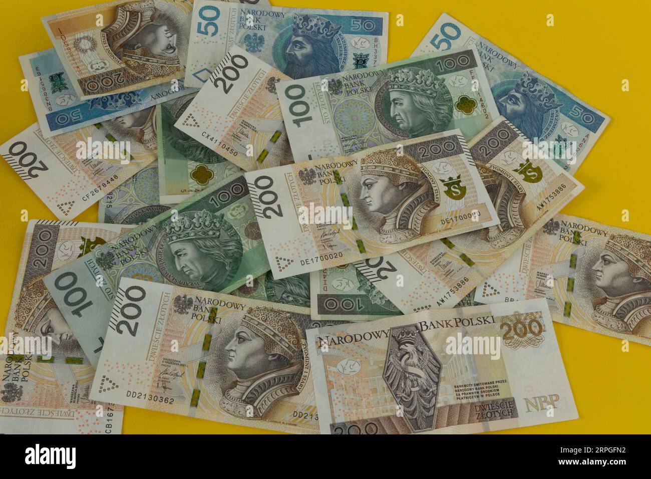 Denaro sul tavolo, banconote centoduecento zloty in Polonia Foto Stock