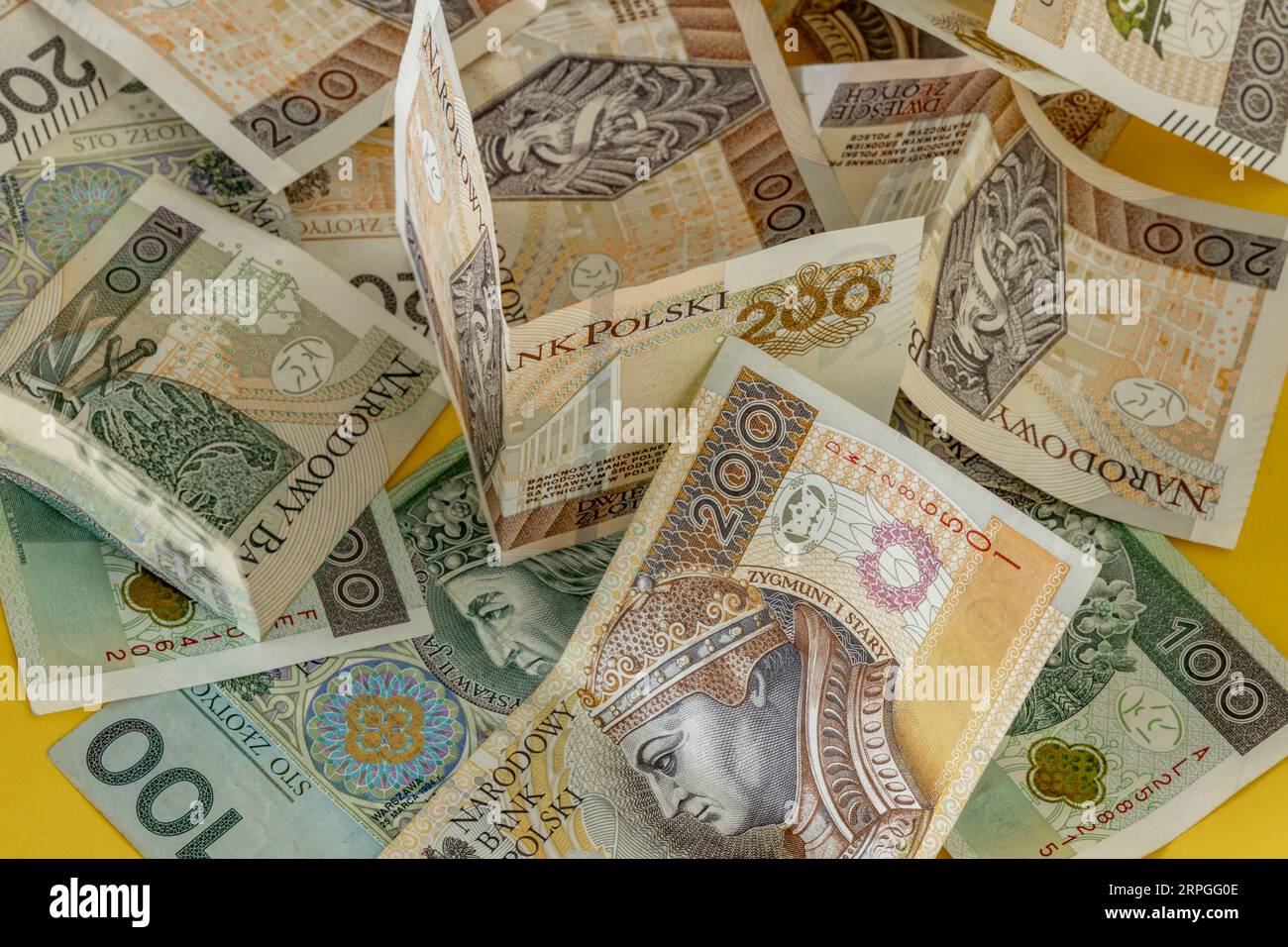 Denaro sul tavolo, banconote centoduecento zloty in Polonia Foto Stock