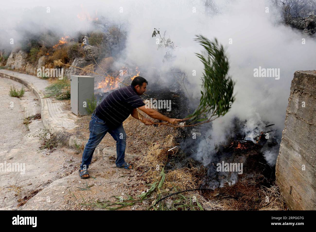 News Bilder des Tages 191015 -- BEIRUT, 15 ottobre 2019 Xinhua -- Un uomo cerca di spegnere un incendio nel distretto di Chouf, Libano, 15 ottobre 2019. Migliaia di metri quadrati di foreste sono state distrutte in più di 103 incendi massicci in diverse città e villaggi in Libano da lunedì sera, l'agenzia nazionale di stampa NNA ha riferito martedì. Le città e i villaggi colpiti includono Mechref, Kfar Matta, Daqoun, Zagharta e Dibbiyeh, NNA Said. Foto di Bilal Jawich/Xinhua LEBANON-CHOUF-FIRE PUBLICATIONxNOTxINxCHN Foto Stock