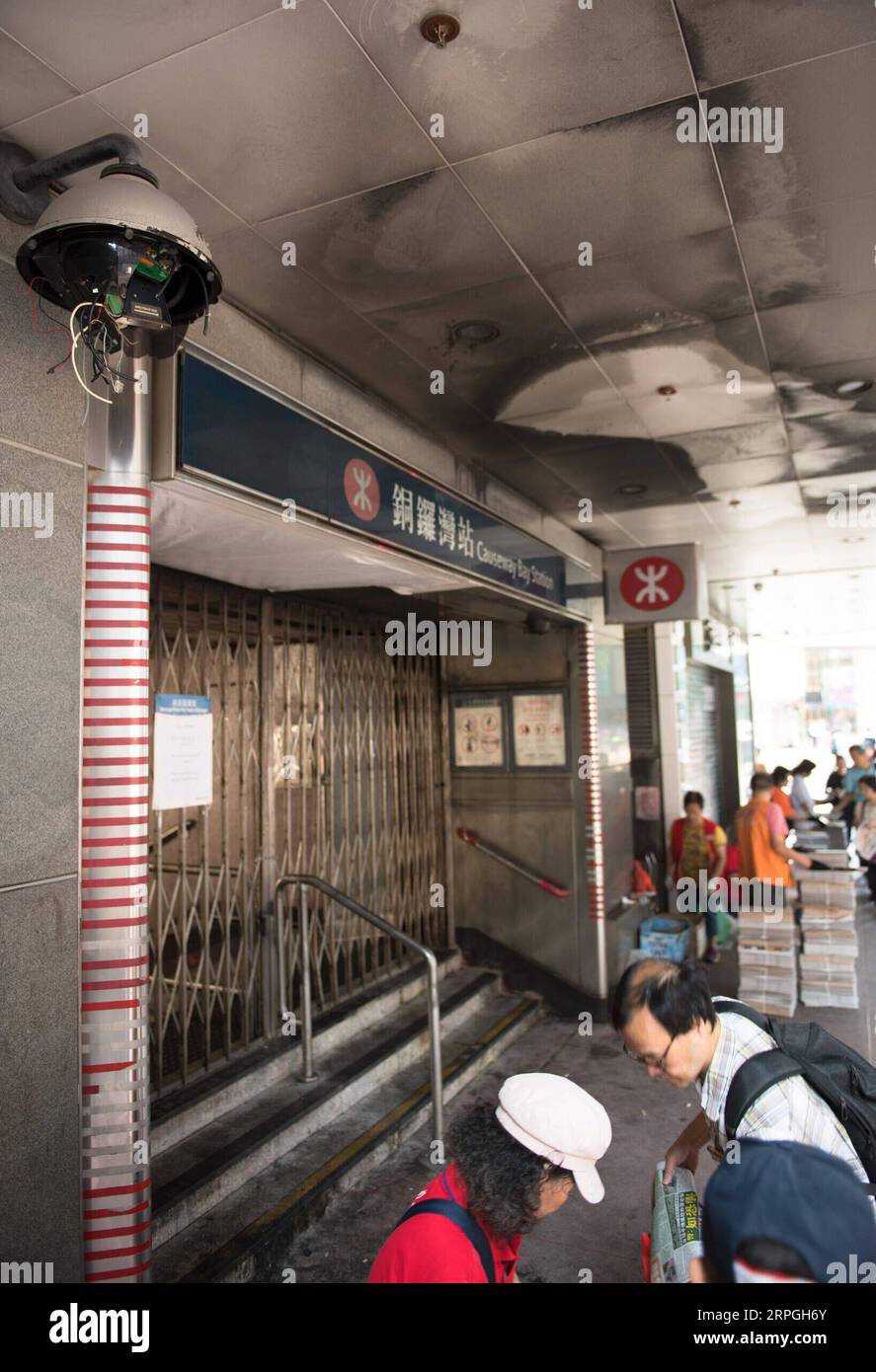 191016 -- HONG KONG, 16 ottobre 2019 -- la foto scattata il 15 ottobre 2019 mostra l'entrata danneggiata della stazione della metropolitana di Causeway Bay a Hong Kong, nel sud della Cina. Da giugno Hong Kong ha subito un'escalation di violenza causata dalle proteste contro gli emendamenti proposti sull'ordinanza in materia di trasferimenti di fuggitivi. La Perla d'Oriente è stata afflitta da disordini come manifestanti radicali, spesso rivestiti di nero e mascherati, hanno appiccato incendi sulle strade, hanno vandalizzato strutture pubbliche tra cui stazioni della metropolitana, aggredito la polizia e picchiato civili che avevano opinioni politiche diverse. Una serie di atti violenti e vandalici Foto Stock