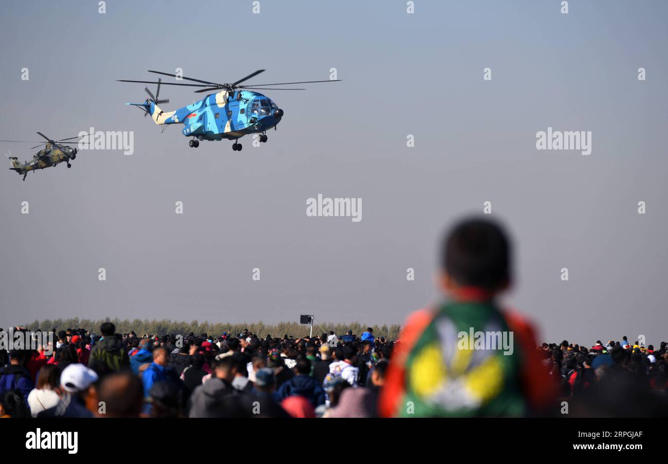 191017 -- CHANGCHUN, 17 ottobre 2019 -- la forza aerea compie una dimostrazione durante un'attività che celebra il 70° anniversario della fondazione della forza aerea PLA dell'Esercito Popolare Cinese di Liberazione a Changchun, capitale della provincia di Jilin della Cina nord-orientale, 17 ottobre 2019. L'attività di cinque giorni, in cui l'aeronautica PLA mostrerà armi ed equipaggiamenti e offrirà spettacoli acrobatici per celebrare il suo 70° anniversario di fondazione, è iniziata qui giovedì. Il pubblico può ammirare voli acrobatici, spettacoli di paracadute, esercitazioni di combattimento di combattenti di terza generazione e dimostrazioni di specifiche aeree Foto Stock