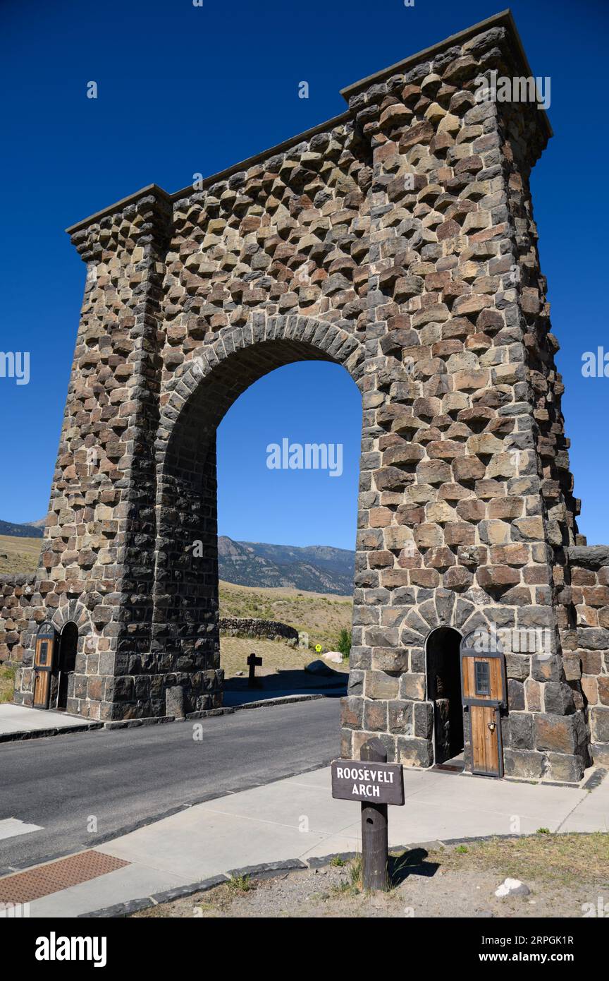 Roosevelt Arch all'ingresso settentrionale del parco nazionale di Yellowstone a Gardiner, Montana. Foto Stock