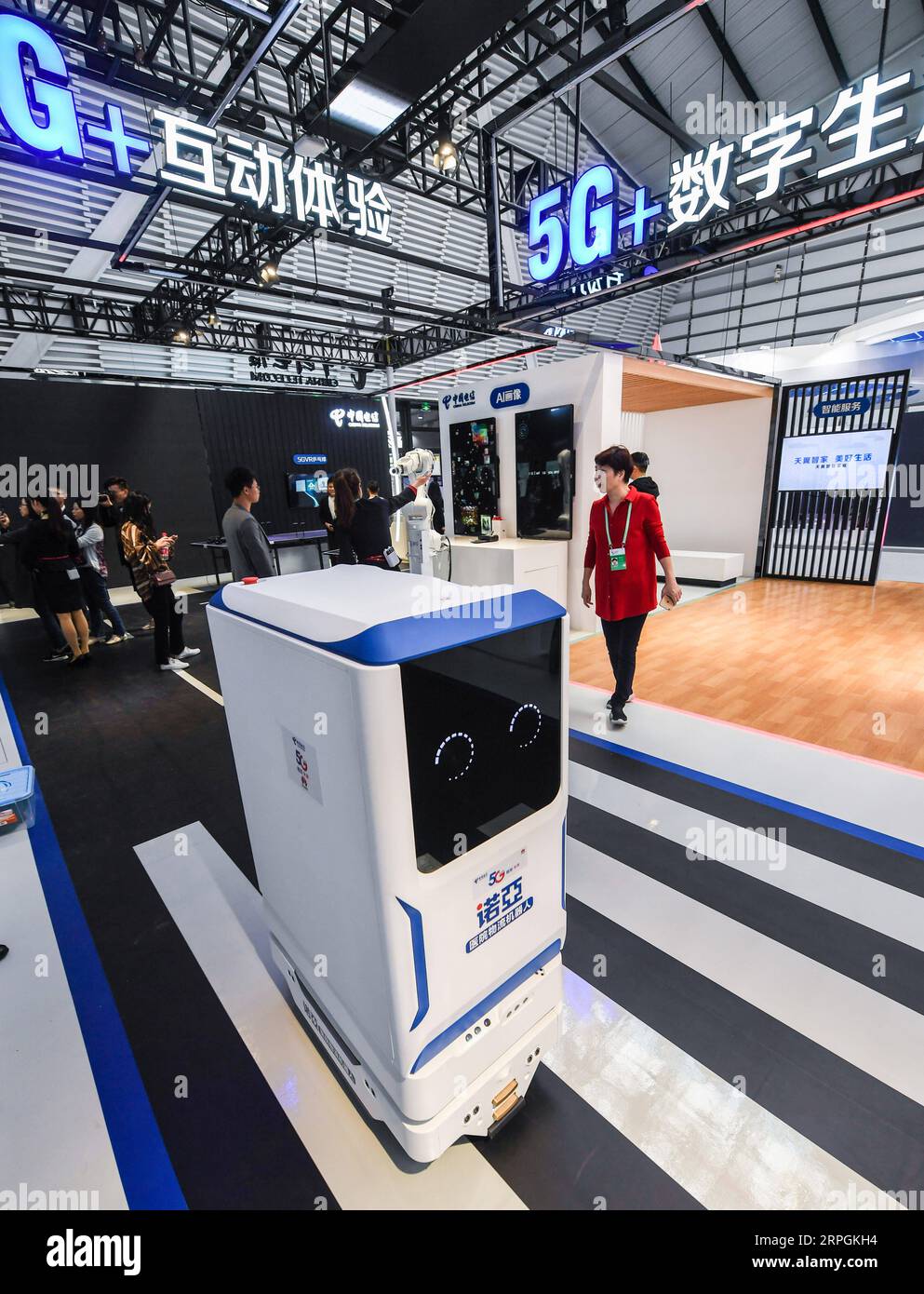 191018 -- TONGXIANG, 18 ottobre 2019 -- Un robot logistico ospedaliero basato sulla tecnologia 5G è esposto durante la Light of Internet Expo a Wuzhen, nella provincia dello Zhejiang della Cina orientale, 18 ottobre 2019. Come parte della 6a Conferenza Mondiale su Internet, la Light of Internet Expo ha aperto venerdì a Wuzhen, attirando oltre 600 aziende e organizzazioni relative. CHINA-ZHEJIANG-LIGHT OF INTERNET EXPO-OPEN CN XUXYU PUBLICATIONXNOTXINXCHN Foto Stock