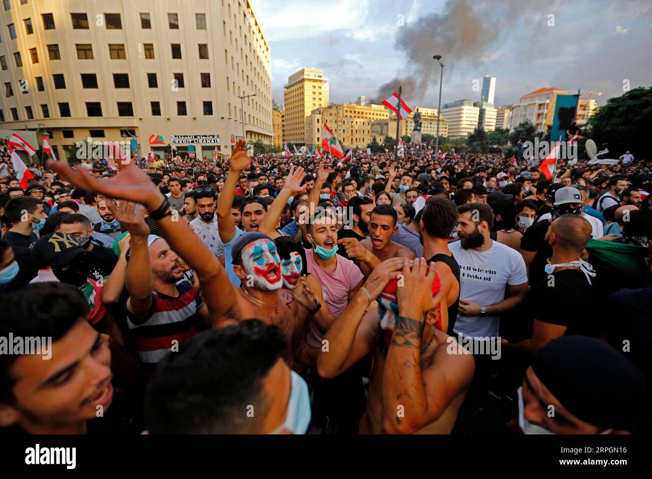 191018 -- BEIRUT, 18 ottobre 2019 Xinhua -- la gente prende parte a una protesta in una piazza di fronte al grande Serail a Beirut, Libano, il 18 ottobre 2019. Il primo ministro libanese Saad Hariri ha dato ai partiti politici 72 ore per trovare una soluzione alla crisi del paese tra le proteste a livello nazionale contro le politiche del governo, ha riferito venerdì il canale televisivo locale MTV. Migliaia di manifestanti hanno manifestato giovedì e venerdì, bloccando le strade di tutto il Libano per protestare contro le politiche del governo. Foto di Bilal Jawich/Xinhua LEBANON-BEIRUT-PROTEST PUBLICATIONxNOTxINxCHN Foto Stock