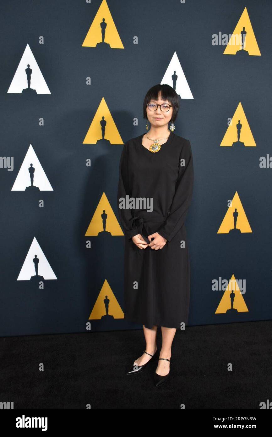 191019 -- LOS ANGELES, 19 ottobre 2019 -- la studentessa cinese Sun Yifan, che ha vinto il premio d'oro nella categoria documentaristica internazionale per il suo film la famiglia , partecipa alla cerimonia del 46° Student Academy Awards a Los Angeles, negli Stati Uniti, 17 ottobre 2019. Gli studenti cineasti cinesi sono stati tra le stelle nascenti giovedì sera alla cerimonia del 46° Student Academy Awards tenutasi al Samuel Goldwyn Theater di Beverly Hills, California, portando a casa una medaglia d'oro e una medaglia d'argento. U.S.-LOS ANGELES-46TH STUDENT ACADEMY AWARDS-CHINESE STUDENT FILMMAKERS-WINNER GAOXSHAN PUBLICATIONXNOTXINXCHN Foto Stock