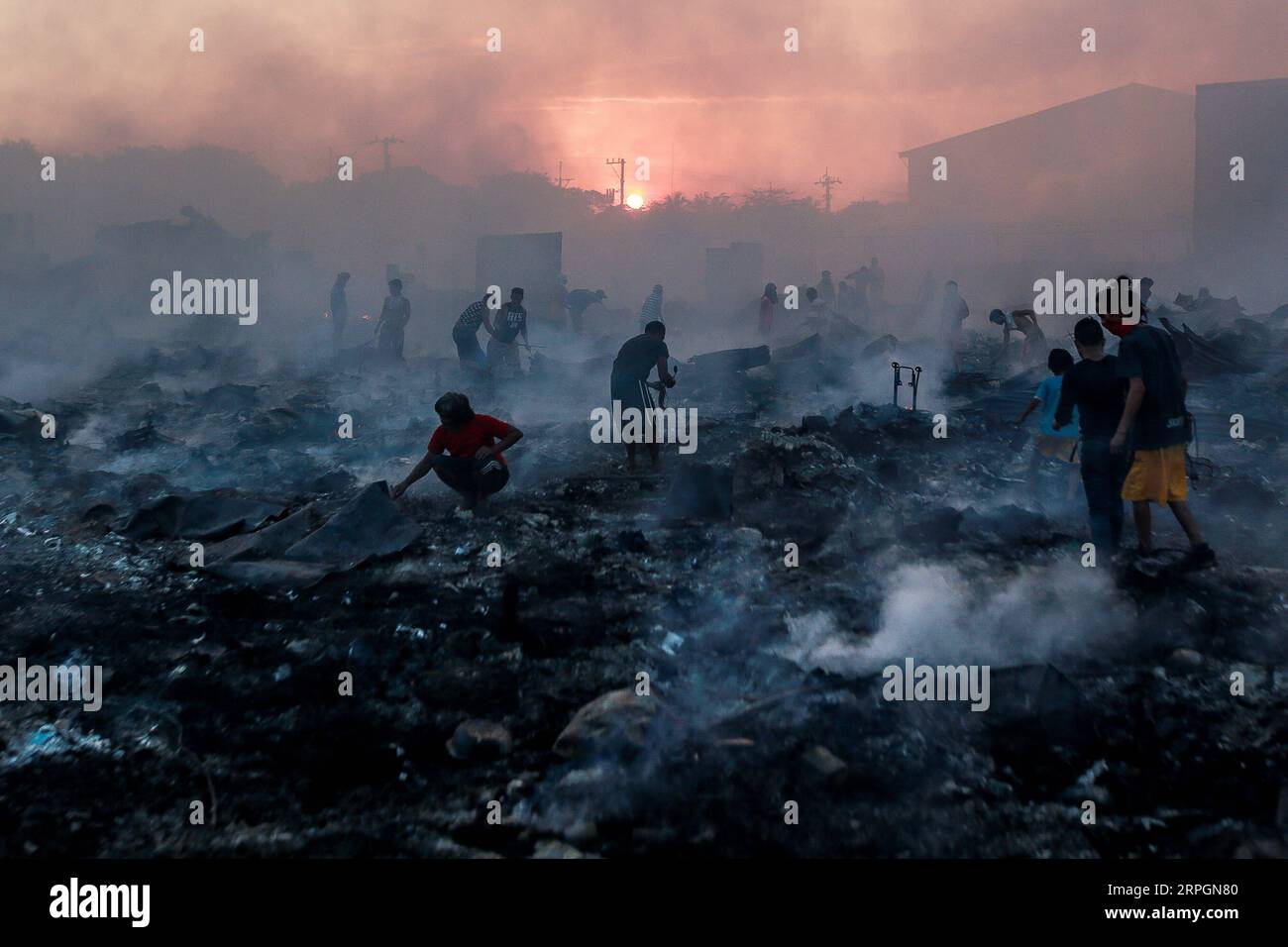 191019 -- PECHINO, 19 ottobre 2019 -- i residenti cercano le loro cose attraverso le loro case carbonizzate dopo un incendio in un'area residenziale a Navotas City, nelle Filippine, 18 ottobre 2019. Secondo il Navotas City Disaster Risk Reduction Management Office, circa 200 baraccopoli sono stati rastrellati nell'incendio. XINHUA FOTO DEL GIORNO RouellexUmali PUBLICATIONxNOTxINxCHN Foto Stock