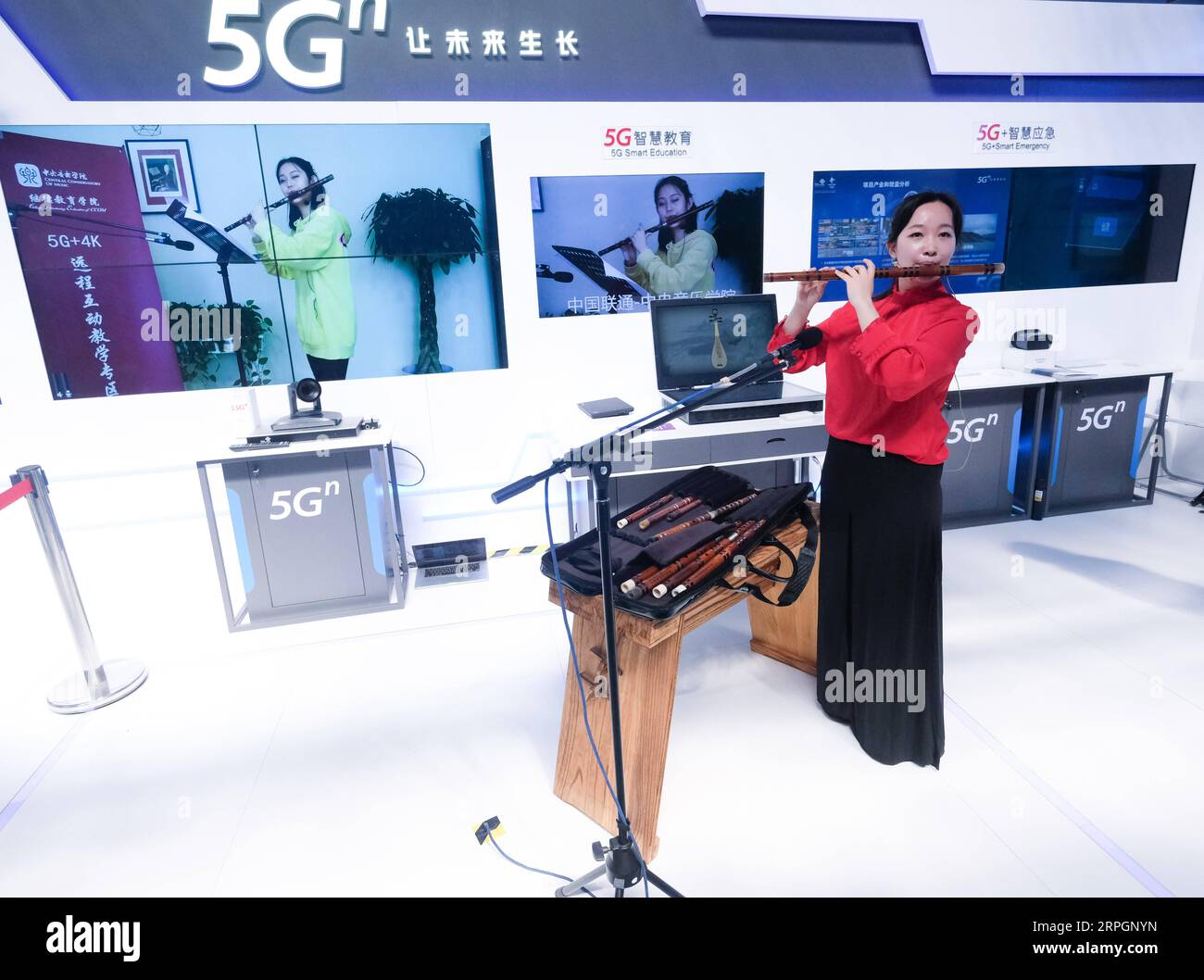 191019 -- WUZHEN, 19 ottobre 2019 -- Un membro dello staff dimostra l'insegnamento della musica remota supportato dalle tecnologie 5G e 4K al Light of the Internet Expo Center di Wuzhen, nella provincia dello Zhejiang della Cina orientale, 19 ottobre 2019. Nell'ambito del tema Smart, connettività, apertura e cooperazione: Costruire congiuntamente una comunità di futuro condiviso nel cyberspazio, la sesta conferenza mondiale su Internet WIC si terrà dal 20 al 22 ottobre a Wuzhen. Concentrandosi su scienza e tecnologia, industrie ed economia, umanità e società, cooperazione e governance, la conferenza vedrà 20 sotto-forum, che riguardano Popular e C. Foto Stock