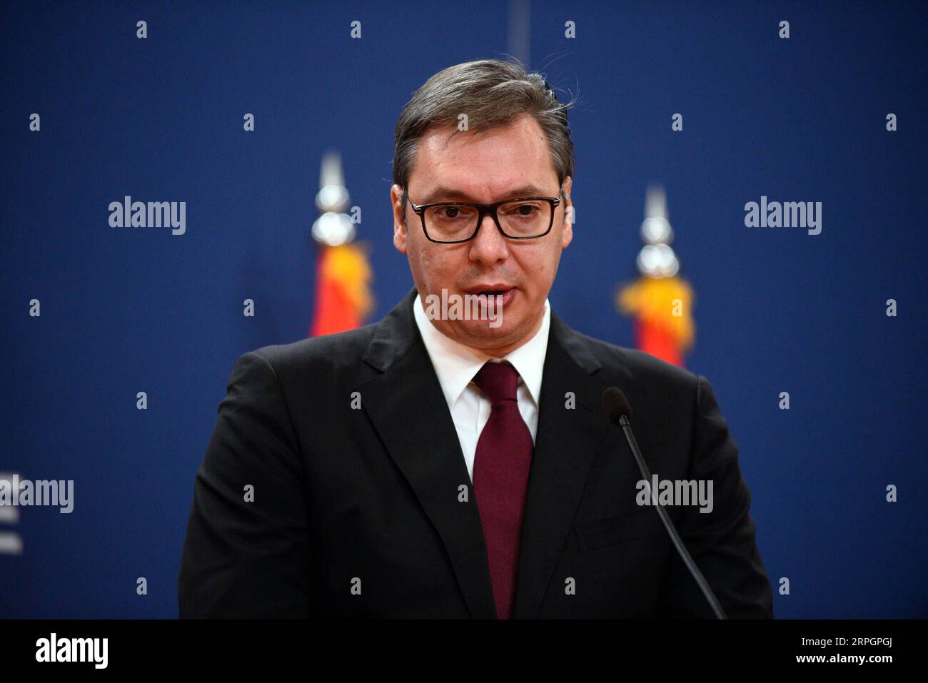 191020 -- BELGRADO, 20 ottobre 2019 -- il presidente serbo Aleksandar Vucic parla durante una conferenza stampa con il primo ministro russo Dmitry Medvedev a Belgrado, Serbia, 19 ottobre 2019. La Russia continuerà a sviluppare progetti energetici e infrastrutturali congiunti con la Serbia, ha detto ai giornalisti Dmitry Medvedev qui sabato, sottolineando l'importanza di approfondire ulteriormente i legami economici bilaterali. Foto di /Xinhua SERBIA-BELGRADO-RUSSIAN PM-VISIT PredragxMilosavljevic PUBLICATIONxNOTxINxCHN Foto Stock