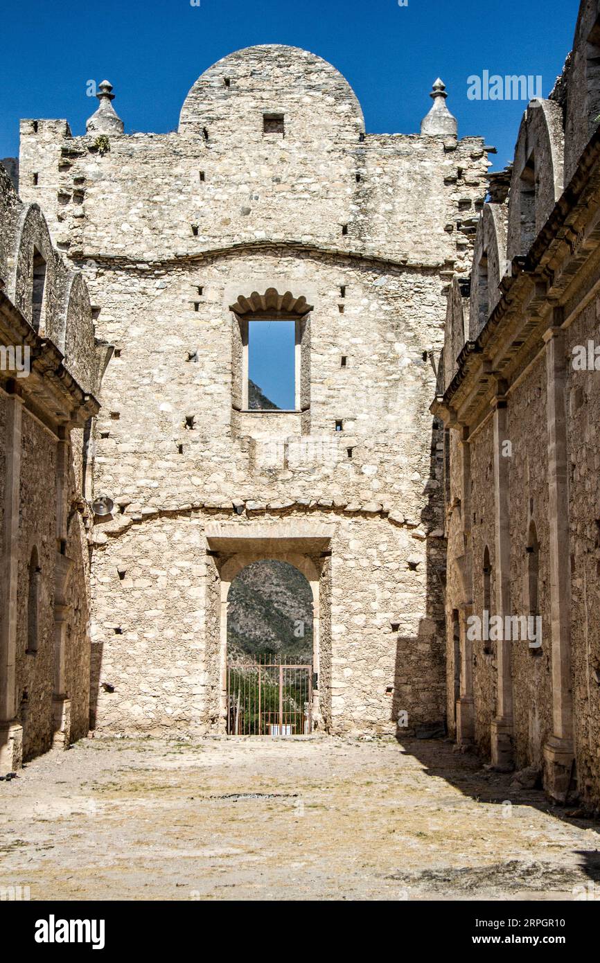 La facciata dell'Ex Convento di Bucareli a Pinal de Amoles, Querétaro, Messico. La facciata di un vecchio edificio. Foto Stock