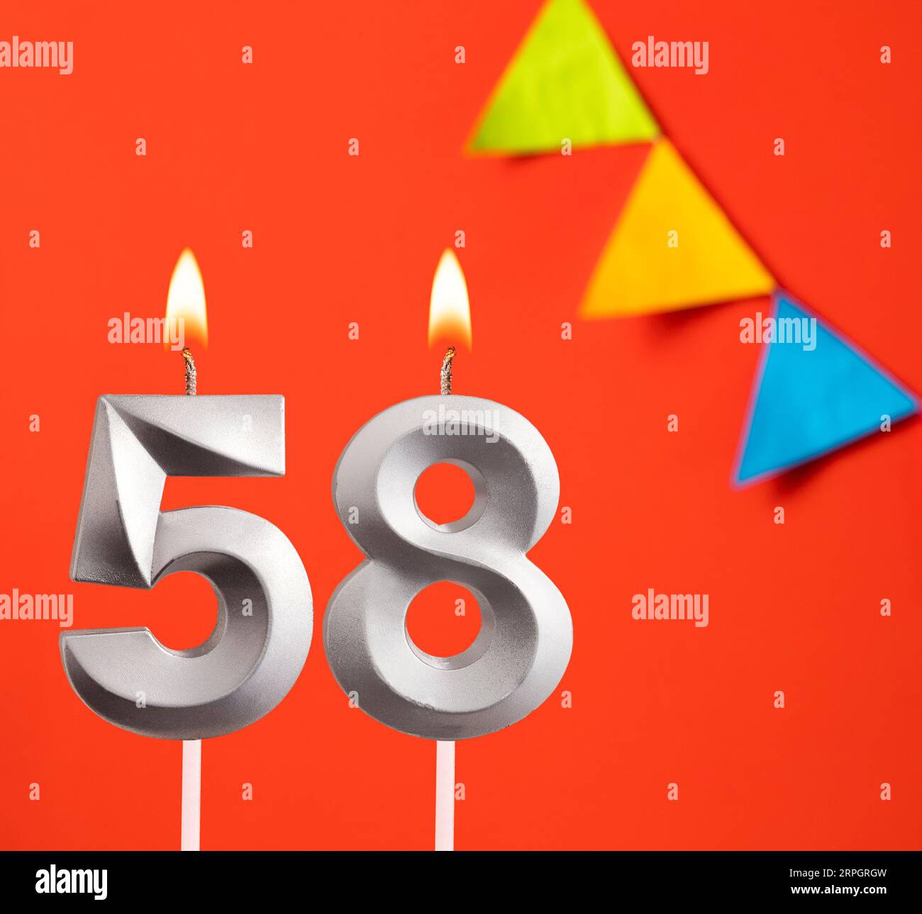 Biglietto di compleanno - numero 58 candela su sfondo arancione Foto Stock