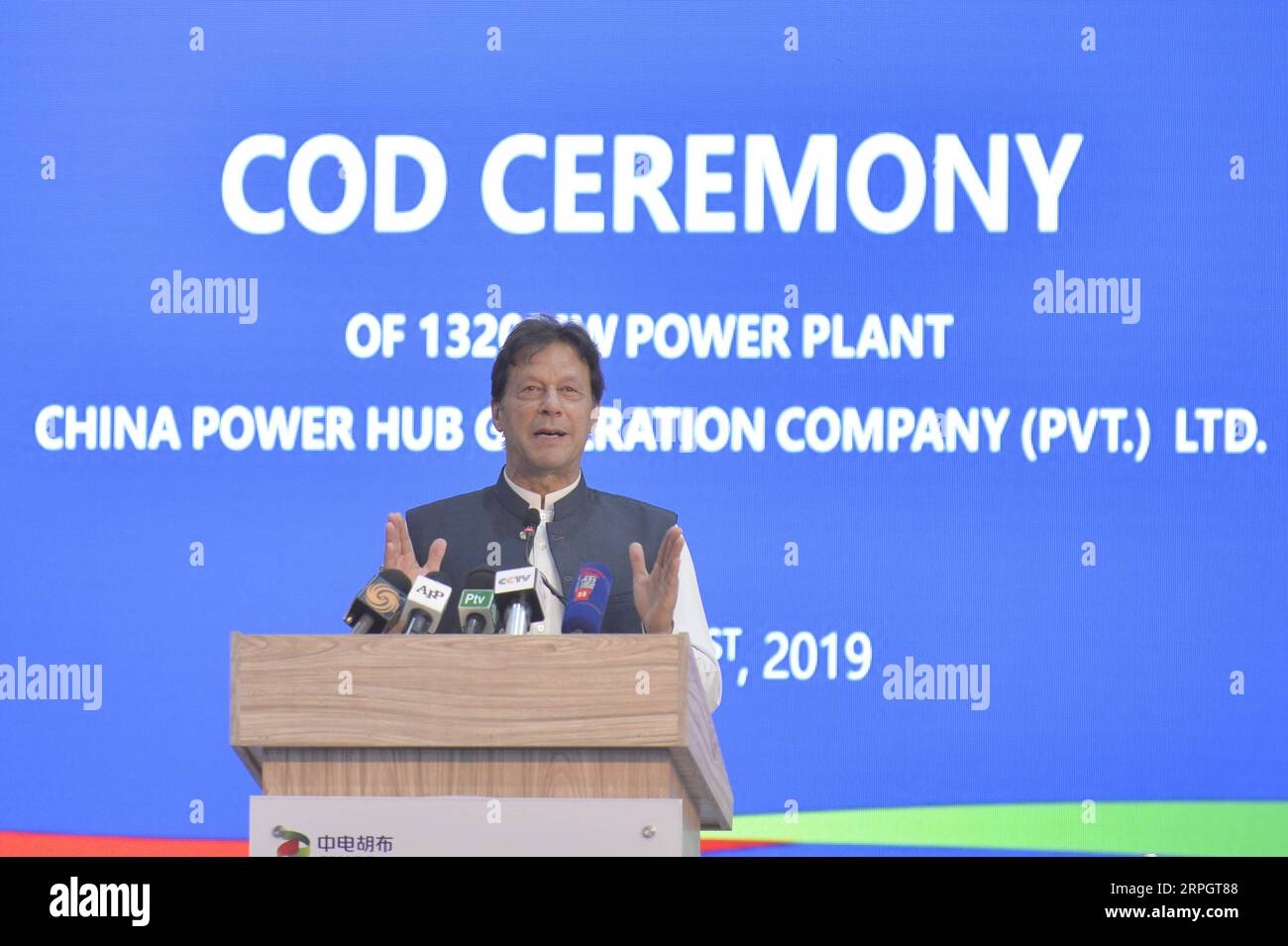 191022 -- HUBPAKISTAN, 22 ottobre 2019 -- il primo ministro pakistano Imran Khan affronta la cerimonia di funzionamento commerciale di una centrale elettrica a Hub, Pakistan, il 21 ottobre 2019. Come parte dei progetti di raccolta anticipata nell'ambito del CPEC corridoio economico Cina-Pakistan, la centrale elettrica a carbone di Hub comprende due unità da 660 megawatt ed è stata costruita dalla China Power Hub Generation Company, una joint venture tra la Hub Power Company Ltd. Del Pakistan e la China Power International Holding Ltd.. PAKISTAN-HUB-CPEC-CENTRALE ELETTRICA AhmadxKamal PUBLICATIONxNOTxINxCHN Foto Stock