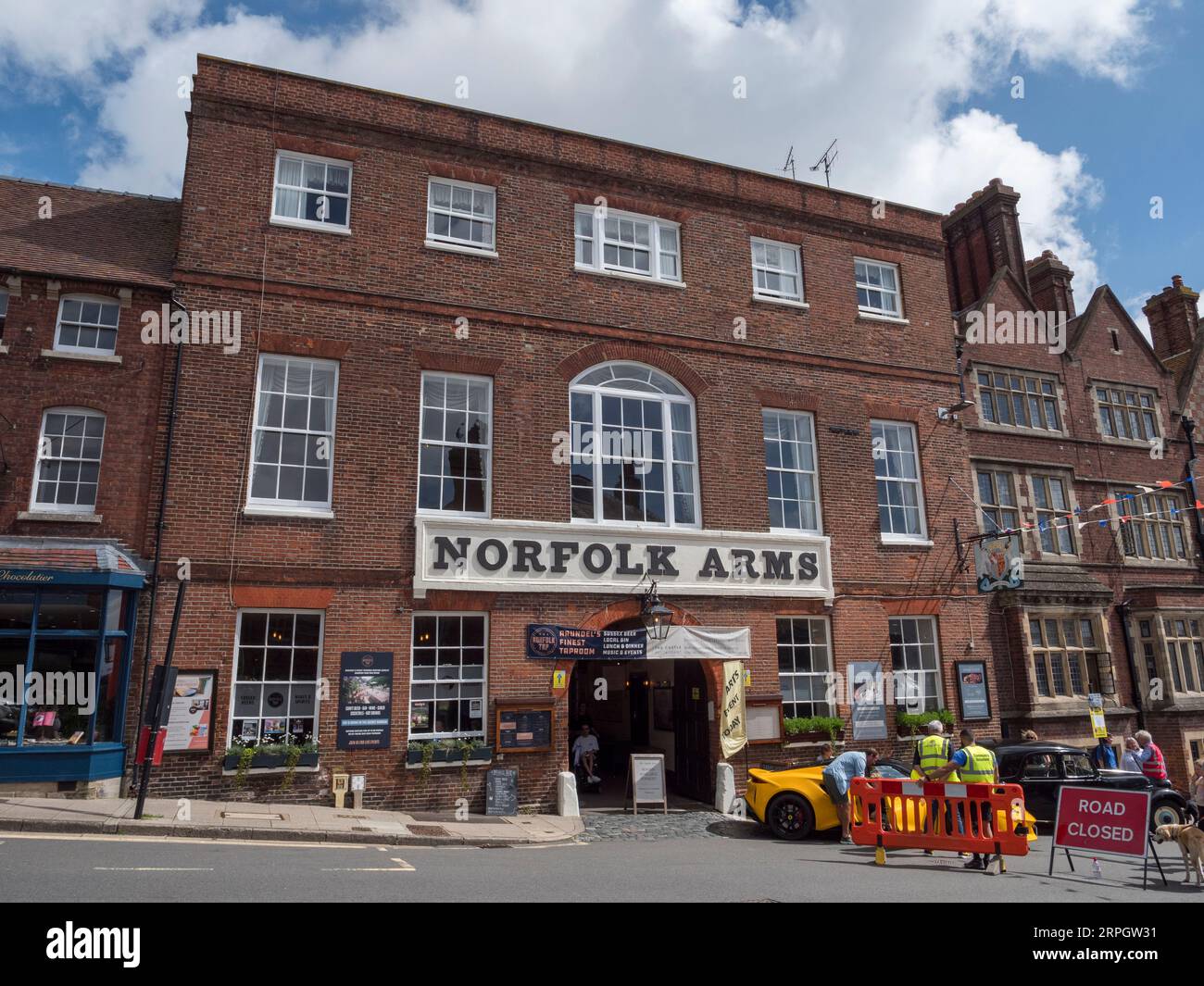 Hotel a tre stelle Norfolk Arms sulla High Street di Arundel, West Sussex, Regno Unito. Foto Stock