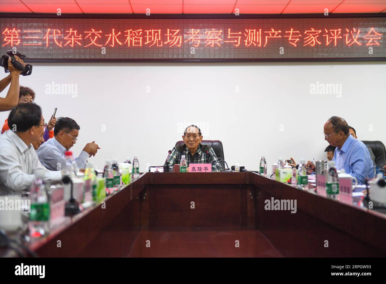 191023 -- PECHINO, 23 ottobre 2019 -- foto scattata il 22 ottobre 2019 mostra Yuan Longping C, il padre del riso ibrido , ad un incontro di valutazione nella provincia centrale di Hunan. Il riso ibrido di terza generazione sviluppato da Yuan Longping, il padre del riso ibrido, e il suo team sono stati sottoposti al suo primo monitoraggio pubblico della resa dal lunedì al martedì e hanno raggiunto un alto rendimento. La resa finale della varietà testata, G3-1S/P19, è stata di 1.046,3 kg per mu circa 667 metri quadrati, sulla base di due appezzamenti di terreno nel villaggio di Qingzhu sotto la città di Hengyang in Hunan. XINHUA FOTO DEL GIORNO CHENXZEGUO PUBLICATIO Foto Stock