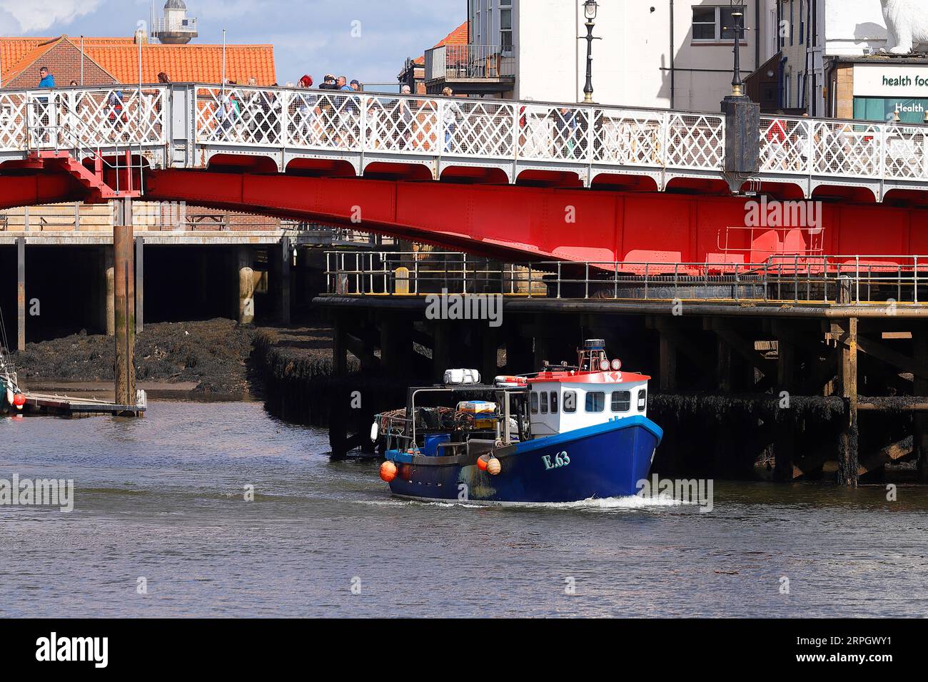 Un peschereccio che torna nel porto sul fiume Esk a Whitby, North Yorkshire, Regno Unito Foto Stock