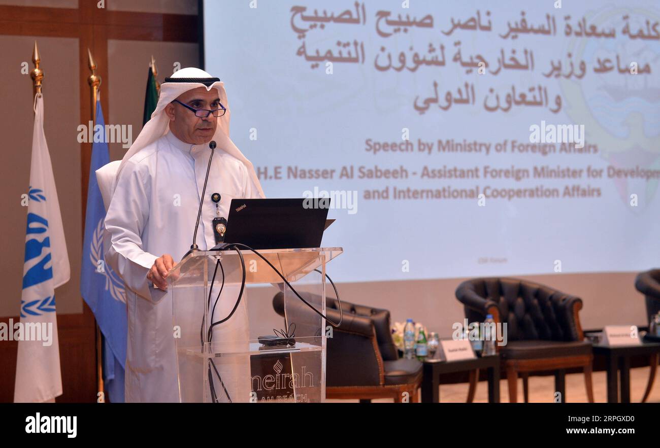 191023 -- KUWAIT CITY, 23 ottobre 2019 Xinhua -- l'assistente ministro degli Esteri del Kuwait per lo sviluppo e la cooperazione internazionale Nasser al-Sabeeh parla in un forum umanitario a Kuwait City, Kuwait, il 23 ottobre 2019. L'alto Commissario delle Nazioni Unite per i rifugiati (UNHCR) ha tenuto mercoledì un forum umanitario in Kuwait. L'evento ha lo scopo di evidenziare il ruolo del settore privato nel sostenere gli sforzi di risposta umanitaria alle crisi di sfollamento in tutto il mondo, scambiare idee e discutere soluzioni sostenibili, con la partecipazione di esperti locali e internazionali. Foto di a. Foto Stock