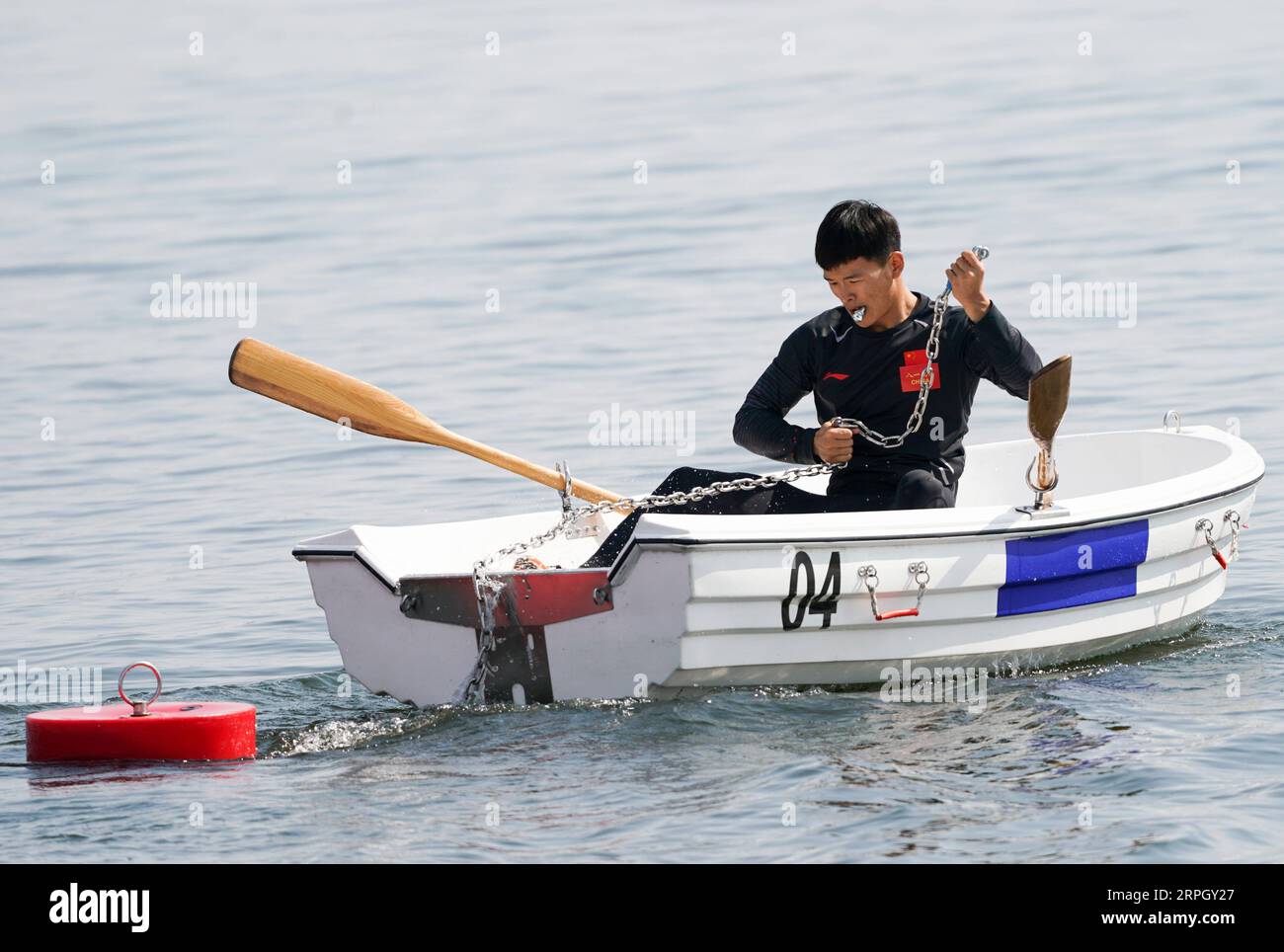 191024 -- WUHAN, 24 ottobre 2019 -- Yang Jin della Cina compete durante la gara di pentathlon navale maschile individuale ai Giochi mondiali militari CISM del 7° Consiglio Internazionale dello Sport militare a Wuhan, capitale della provincia di Hubei della Cina centrale, 24 ottobre 2019. SPCHINA-WUHAN-7TH MILITARY WORLD GAMES-NAVAL PENTATHLONCN CHENXYEHUA PUBLICATIONXNOTXINXCHN Foto Stock