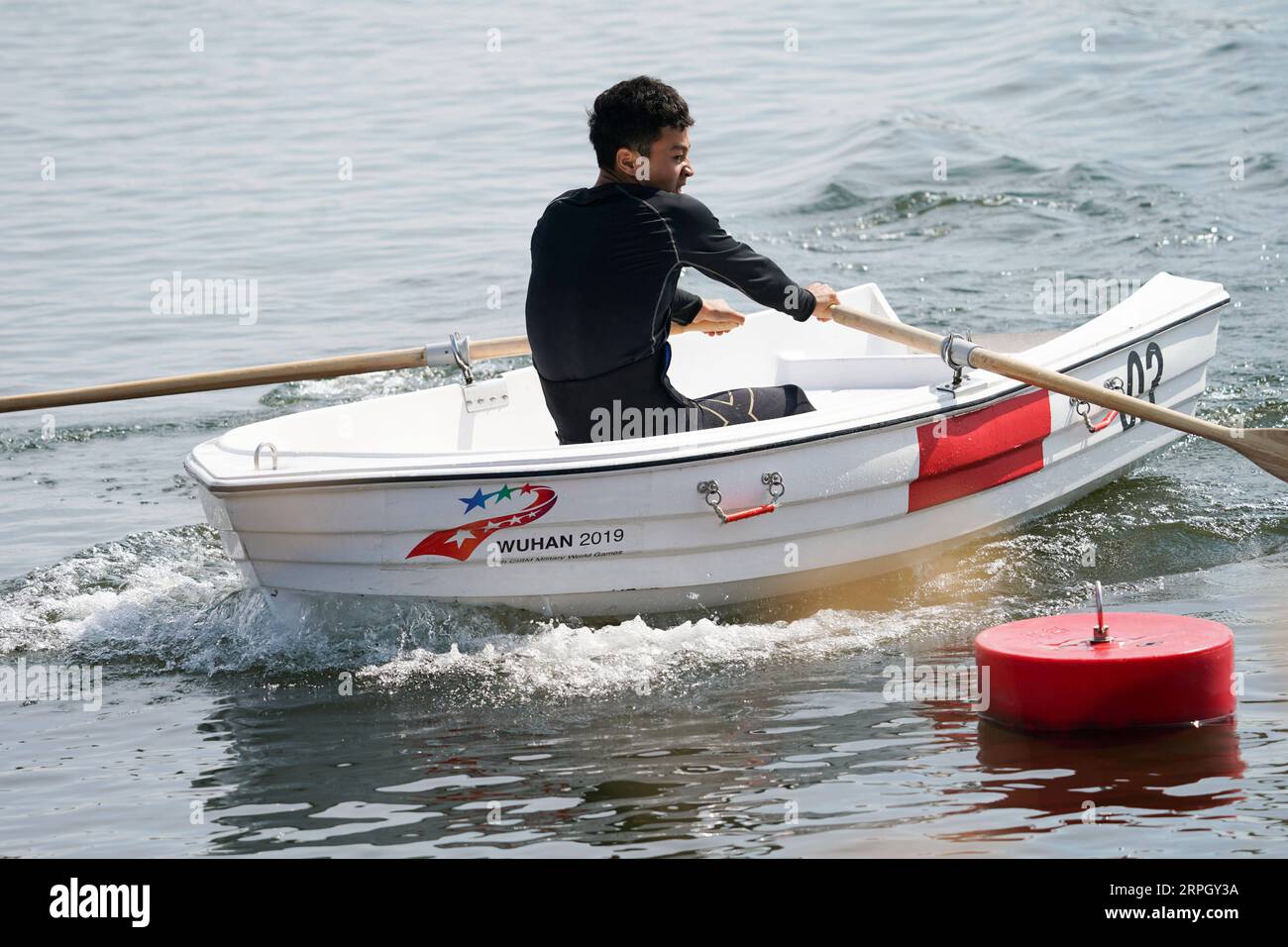 191024 -- WUHAN, 24 ottobre 2019 -- Wei Yadong of China compete durante la gara di marinaio individuale maschile di pentathlon navale al 7 ° International Military Sports Council CISM Military World Games a Wuhan, capitale della provincia di Hubei della Cina centrale, 24 ottobre 2019. SPCHINA-WUHAN-7TH MILITARY WORLD GAMES-NAVAL PENTATHLONCN CHENXYEHUA PUBLICATIONXNOTXINXCHN Foto Stock