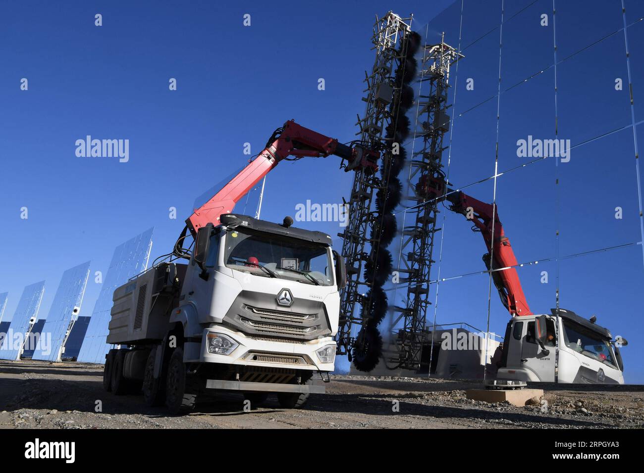 191024 -- DUNHUANG, 24 ottobre 2019 -- i lavoratori puliscono eliostati per una centrale termica solare a sale fuso a Dunhuang, provincia del Gansu nella Cina nordoccidentale. CHINA-GANSU-DUNHUANG-SOLAR POWER-HELIOSTAT-CLEANING CN MAXNING PUBLICATIONXNOTXINXCHN Foto Stock