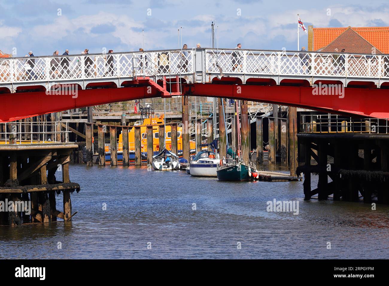 Una vista dello Swing Bridge sul fiume Esk nel porto di Whitby, North Yorkshire, Regno Unito Foto Stock