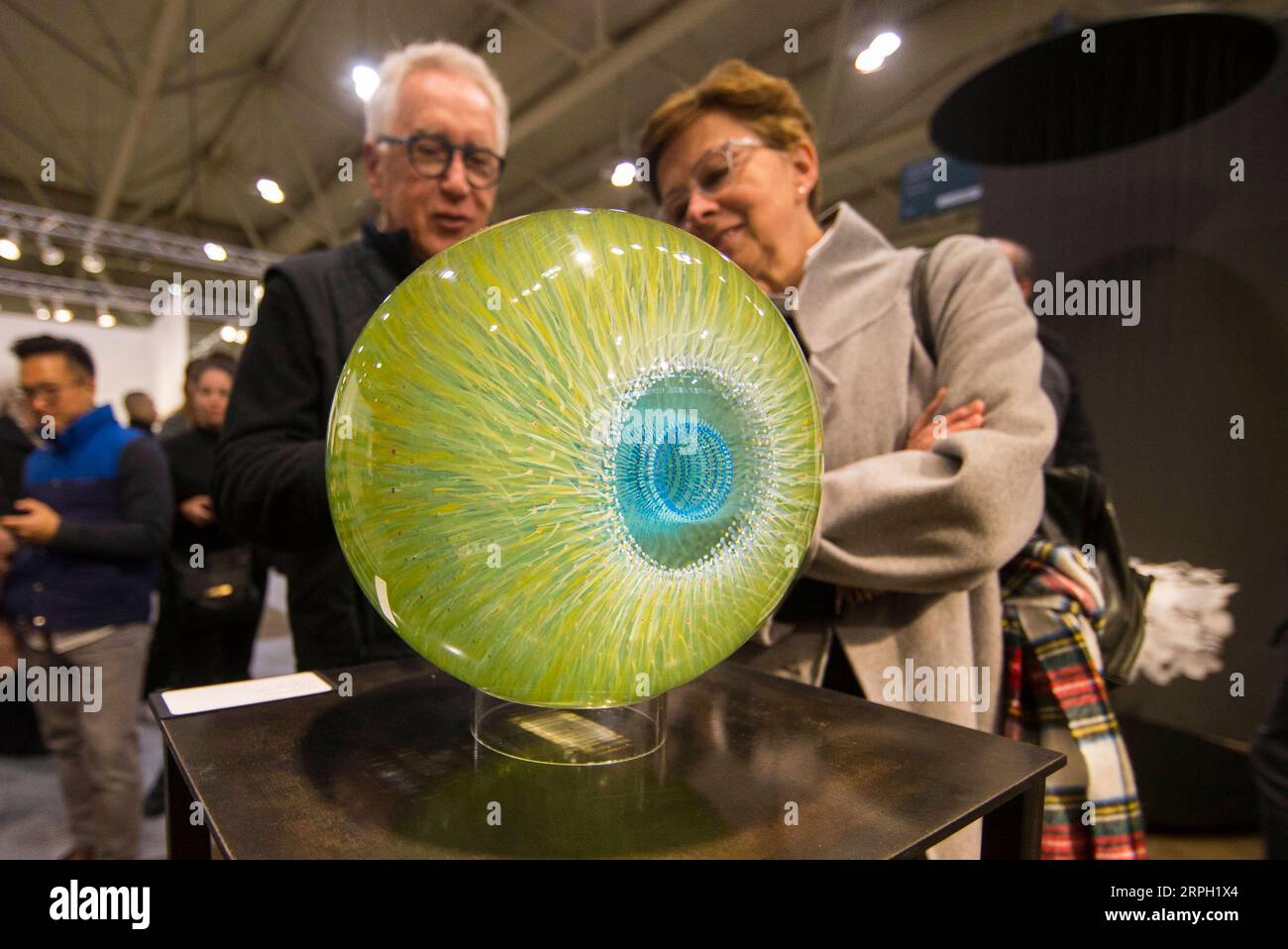191026 -- TORONTO, 26 ottobre 2019 -- People look at the ArtWork Magic Eye during the 2019 Art Toronto in Toronto, Canada, on Oct. 26, 2019. Presentando opere di oltre 100 gallerie provenienti da tutto il Canada e da tutto il mondo, questa fiera annuale di tre giorni si è tenuta qui dal venerdì alla domenica per attirare decine di migliaia di collezionisti d'arte, professionisti e appassionati. Foto di /Xinhua CANADA-TORONTO-ART FAIR ZouxZheng PUBLICATIONxNOTxINxCHN Foto Stock