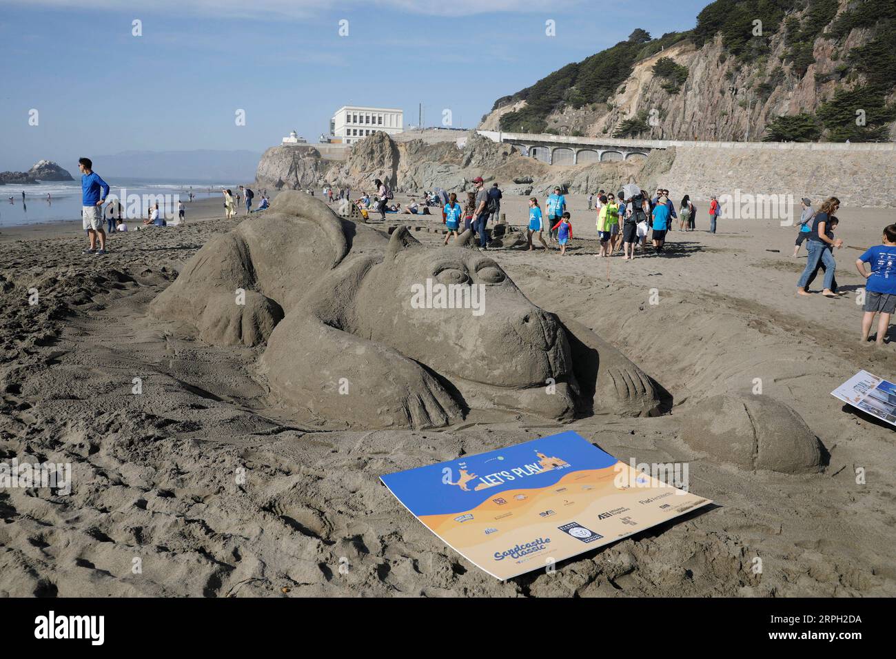 191027 -- SAN FRANCISCO, 27 ottobre 2019 -- foto scattata il 26 ottobre 2019 mostra un castello di sabbia fatto dai concorrenti durante una competizione di castelli di sabbia a San Francisco, negli Stati Uniti. L'annuale Leap Sandcastle Classic porta migliaia di persone a Ocean Beach di San Francisco ogni anno per costruire sculture di sabbia di grandi dimensioni. Foto di /Xinhua U.S.-SAN FRANCISCO-SANDCASTLE-COMPETITION LixJianguo PUBLICATIONxNOTxINxCHN Foto Stock