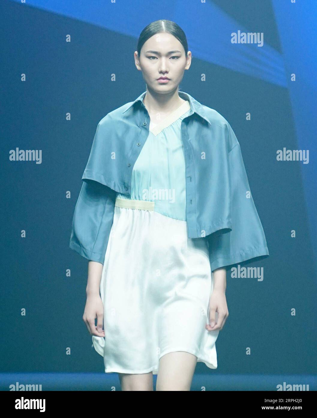 191027 -- PECHINO, 27 ottobre 2019 -- Un modello presenta creazioni durante AsahiKASEI China Future Star Design and Innovation Award alla China Fashion Week S/S 2020 a Pechino, capitale della Cina, 27 ottobre 2019. CINA-PECHINO-SETTIMANA DELLA MODA CN ChenxJianli PUBLICATIONxNOTxINxCHN Foto Stock