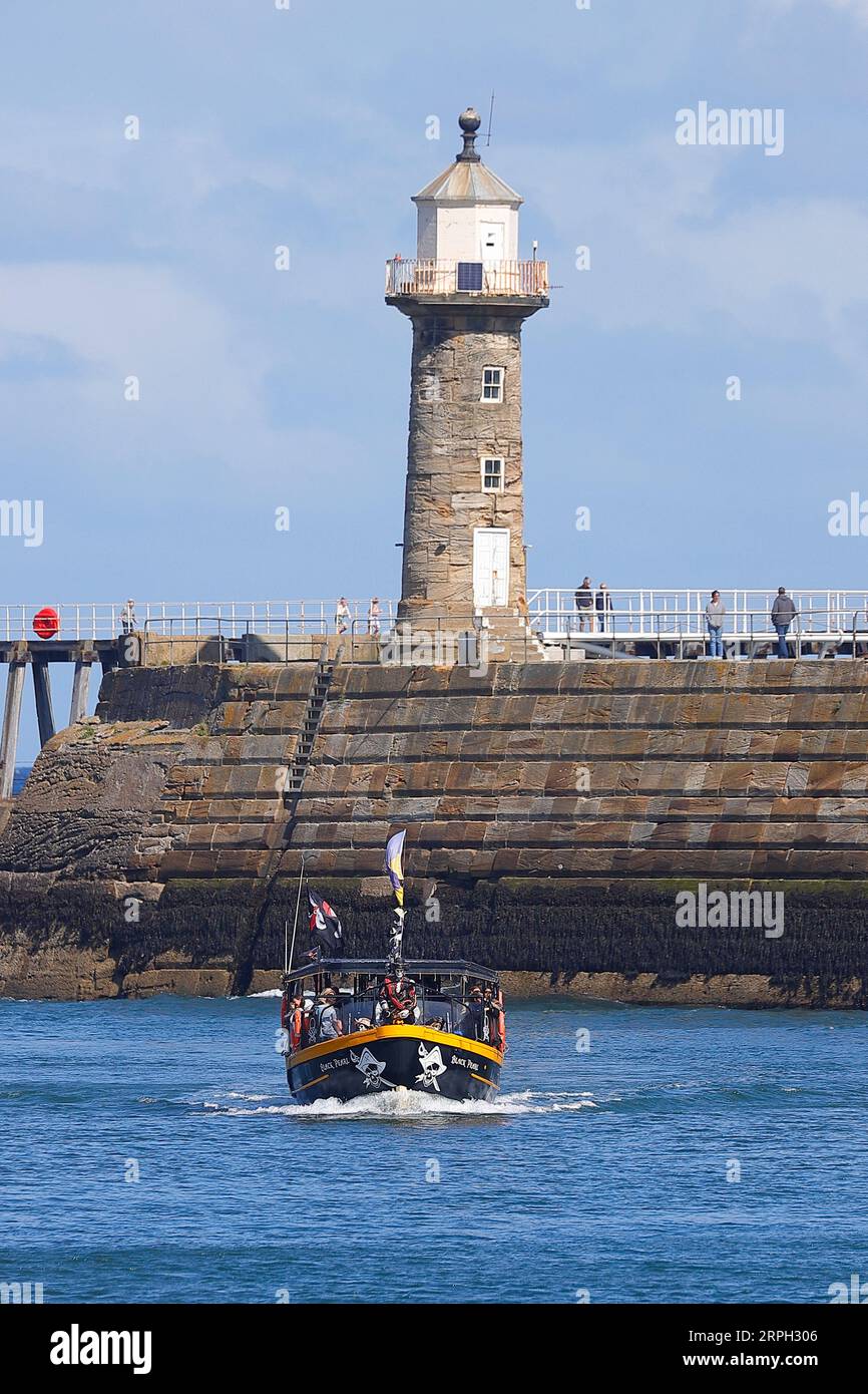 Una nave pirata che offre viaggi di piacere intorno al porto di Whitby nel North Yorkshire, Regno Unito Foto Stock