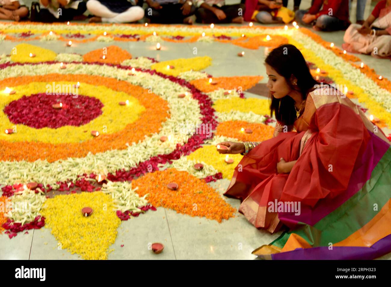 191028 -- DACCA, 28 ottobre 2019 -- Una donna accende una lampada per celebrare Diwali, il Festival indù delle luci, a Dacca, Bangladesh il 27 ottobre 2019. Str/ BANGLADESH-DHAKA-HINDU-DIWALI FESTIVAL Xinhua PUBLICATIONxNOTxINxCHN Foto Stock