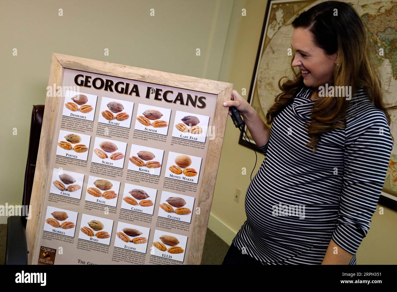 191028 -- NEW YORK, 28 ottobre 2019 -- Samantha McLeod, direttore esecutivo della Georgia Pecan Growers Association, mostra un poster di Georgia pecans, durante un'intervista con Xinhua a Tifton, Georgia, Stati Uniti, 24 ottobre 2019. Secondo i coltivatori di noci pecan, gli esperti e le associazioni di settore, la produzione annuale di noci pecan di quest'anno sarebbe inferiore a quella della stagione precedente a causa degli impatti residui degli uragani. PER ANDARE CON Roundup: I coltivatori di noci pecan statunitensi vedono una resa inferiore tra danni duraturi causati dall'uragano U.S.-GEORGIA-PECAN LixMuzi PUBLICATIONxNOTxINxCHN Foto Stock