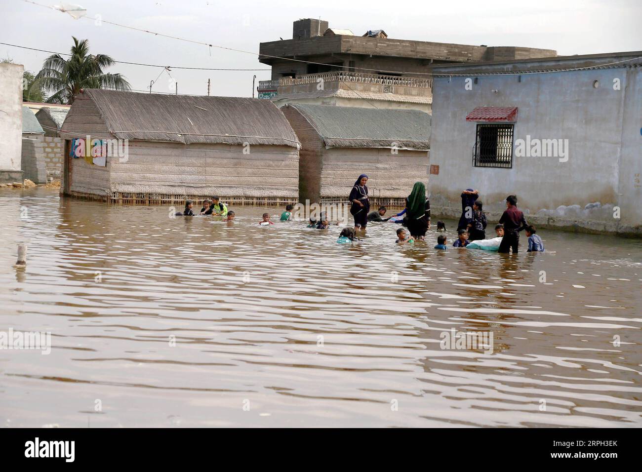 191028 -- KARACHI, 28 ottobre 2019 -- le persone si sono tuffate nelle acque inondate in una zona costiera della città portuale pakistana meridionale di Karachi il 28 ottobre 2019. Le aree costiere della città portuale meridionale del Pakistan, Karachi, sono state colpite lunedì dalla tempesta super ciclonica Kyarr, che ha colpito oltre 180 case e ha sfollato almeno 500 persone, hanno riferito i media locali. Str/Xinhua PAKISTAN-KARACHI-CICLONE TEMPESTA Stringer PUBLICATIONxNOTxINxCHN Foto Stock