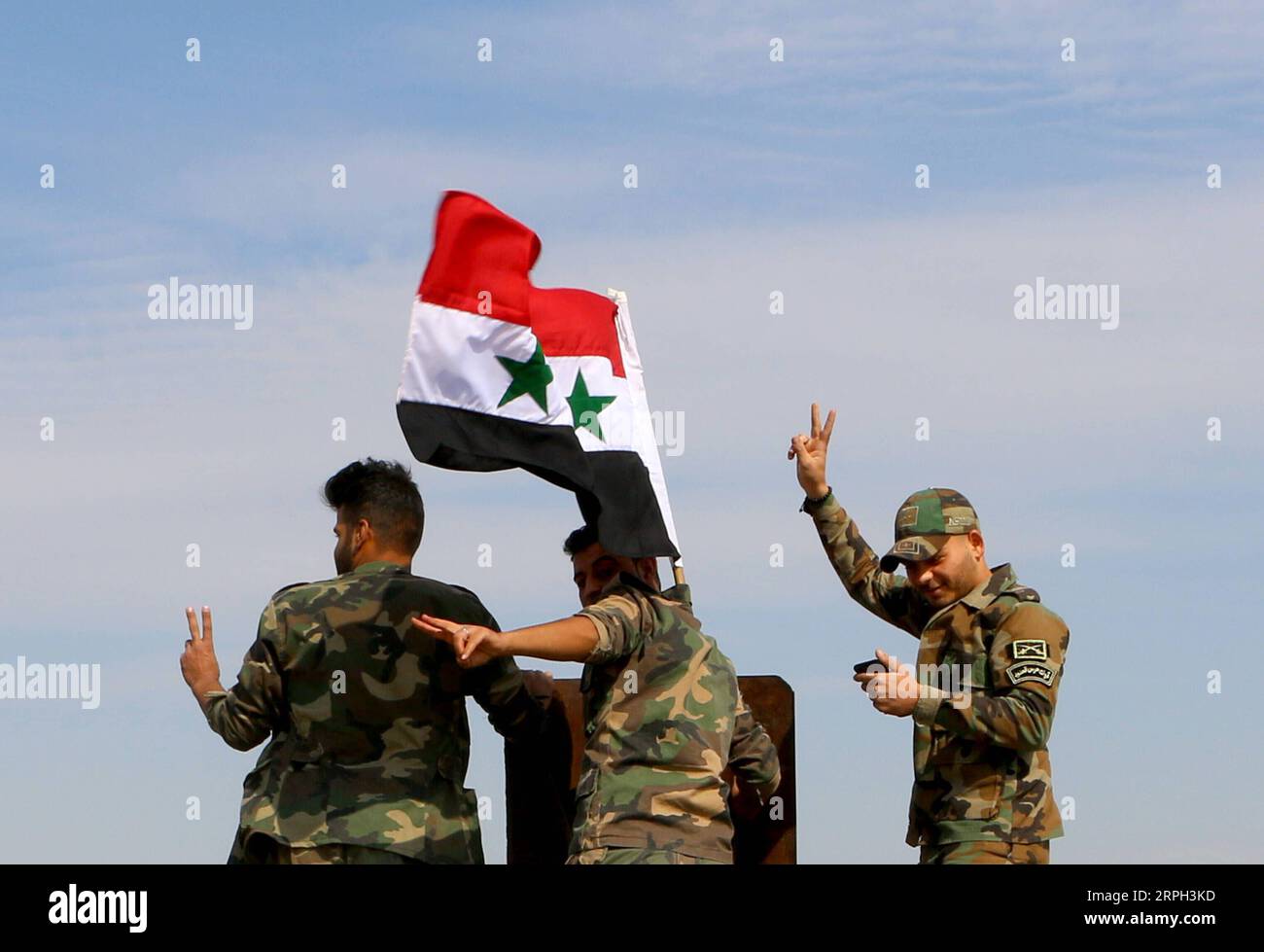 191028 -- QAMISHLI SIRIA, 28 ottobre 2019 -- soldati siriani sono visti durante lo schieramento sul confine siriano-turco nella campagna della città di Qamishli nella provincia di al-Hasakah, Siria nord-orientale, il 28 ottobre 2019. Il governo siriano accoglie con favore il ritiro delle forze curde dal confine siriano-turco, affermando che questo ritiro spoglierà la Turchia del suo pretesto per attaccare le aree settentrionali siriane, ha affermato il ministero degli Esteri siriano in una dichiarazione di domenica. Str/Xinhua SYRIA-QAMISHLI-ARMY-TURKEY-BORDER-DEPLOYMENT Stringer PUBLICATIONxNOTxINxCHN Foto Stock