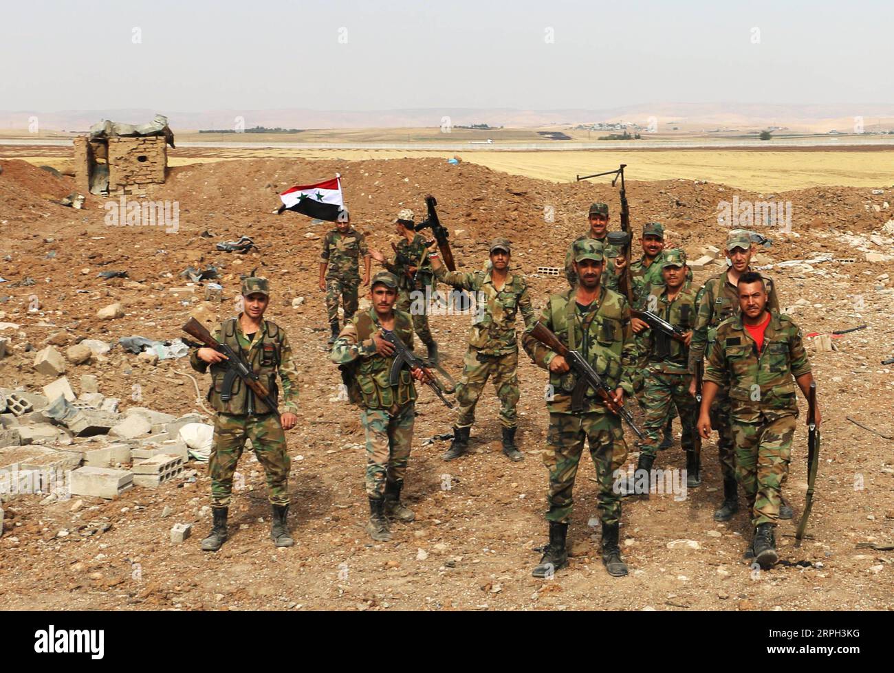 191028 -- QAMISHLI SIRIA, 28 ottobre 2019 -- soldati siriani sono visti durante lo schieramento sul confine siriano-turco nella campagna della città di Qamishli nella provincia di al-Hasakah, Siria nord-orientale, il 28 ottobre 2019. Il governo siriano accoglie con favore il ritiro delle forze curde dal confine siriano-turco, affermando che questo ritiro spoglierà la Turchia del suo pretesto per attaccare le aree settentrionali siriane, ha affermato il ministero degli Esteri siriano in una dichiarazione di domenica. Str/Xinhua SYRIA-QAMISHLI-ARMY-TURKEY-BORDER-DEPLOYMENT Stringer PUBLICATIONxNOTxINxCHN Foto Stock